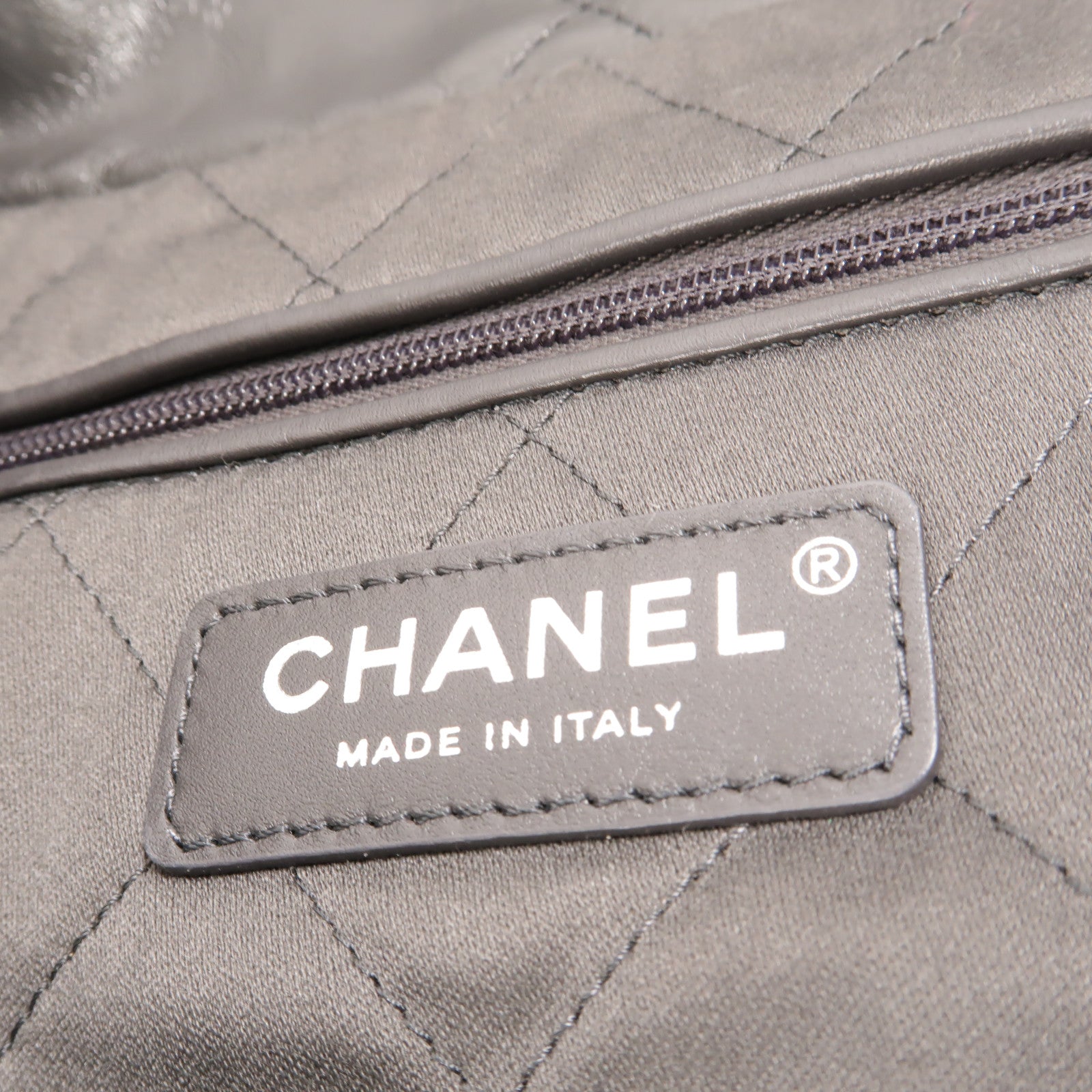 CHANEL 牛皮皮革Chanel 22 Medium鏈帶肩背袋