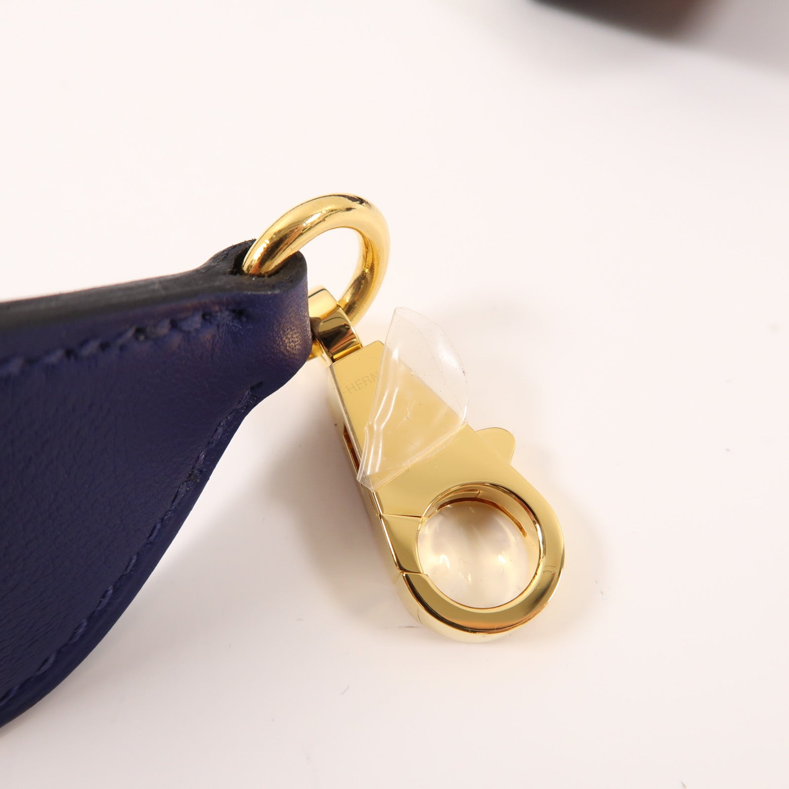 HERMES Swift皮革Clochette Bag Strap金扣肩帶藍色