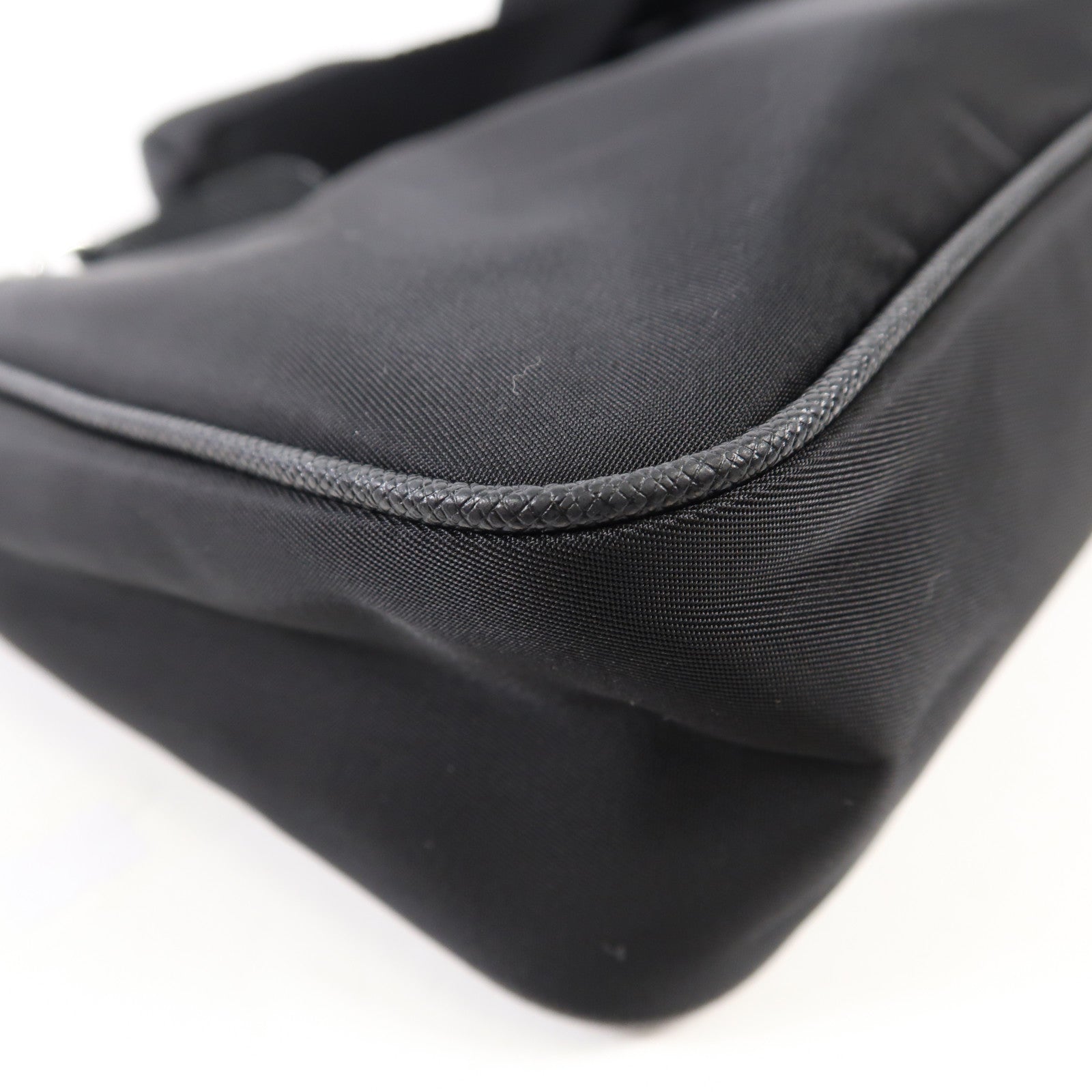 PRADA 尼龍Re-Edition 2005銀扣肩背袋