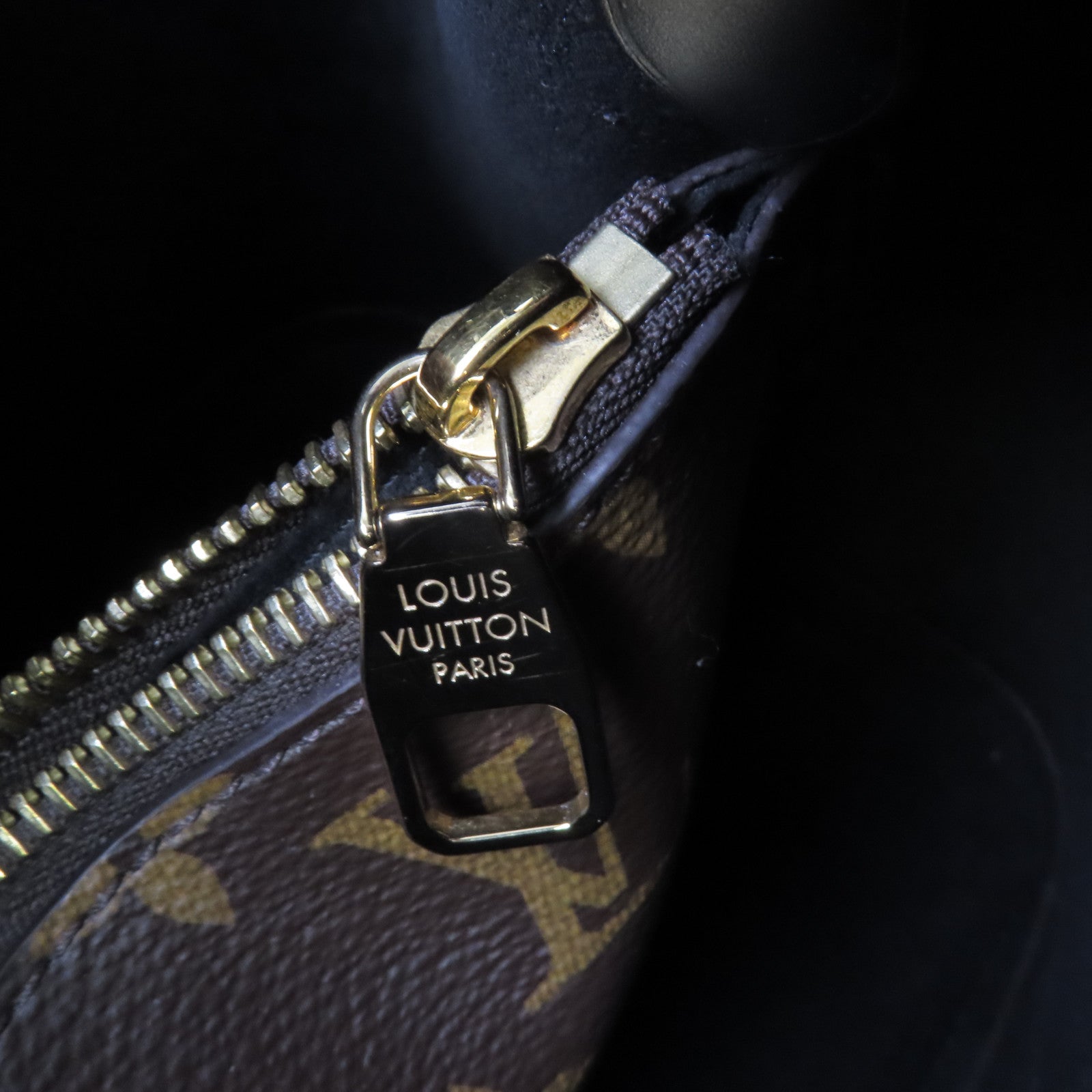 LOUIS VUITTON Monogram NeoNoe MM Shoulder Bag金扣肩背袋啡色/黑色