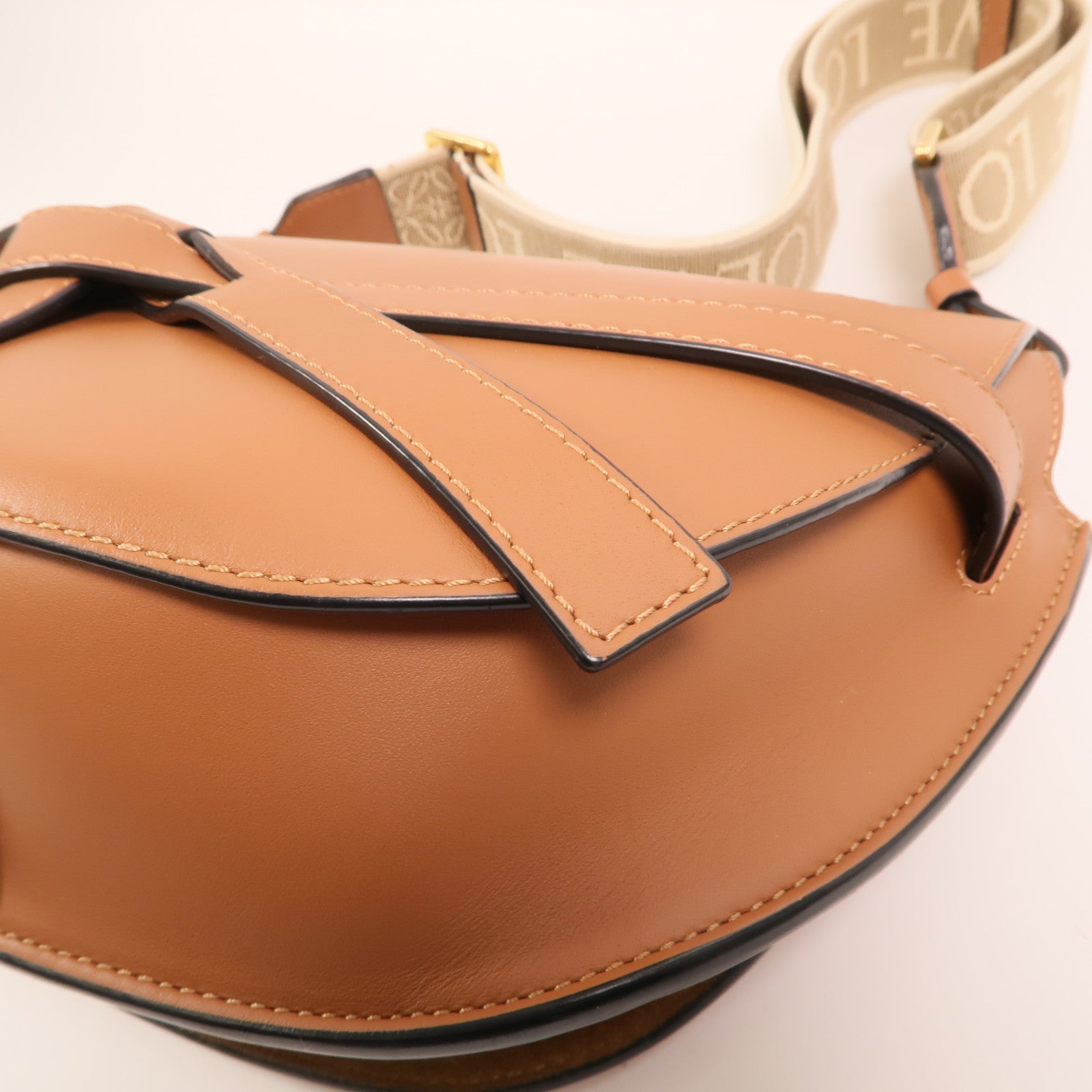 LOEWE 牛皮皮革Small Gate金扣肩背袋