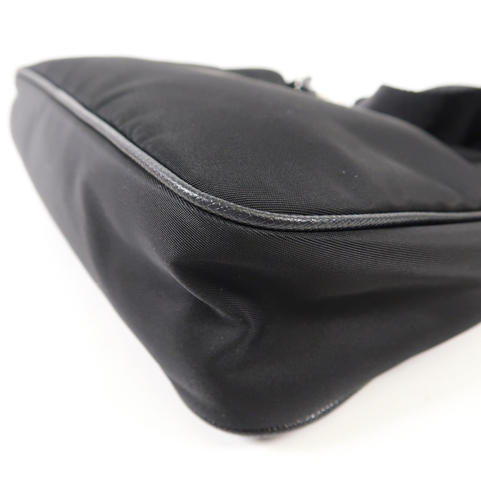 PRADA 尼龍Re-Edition 2005銀扣肩背袋