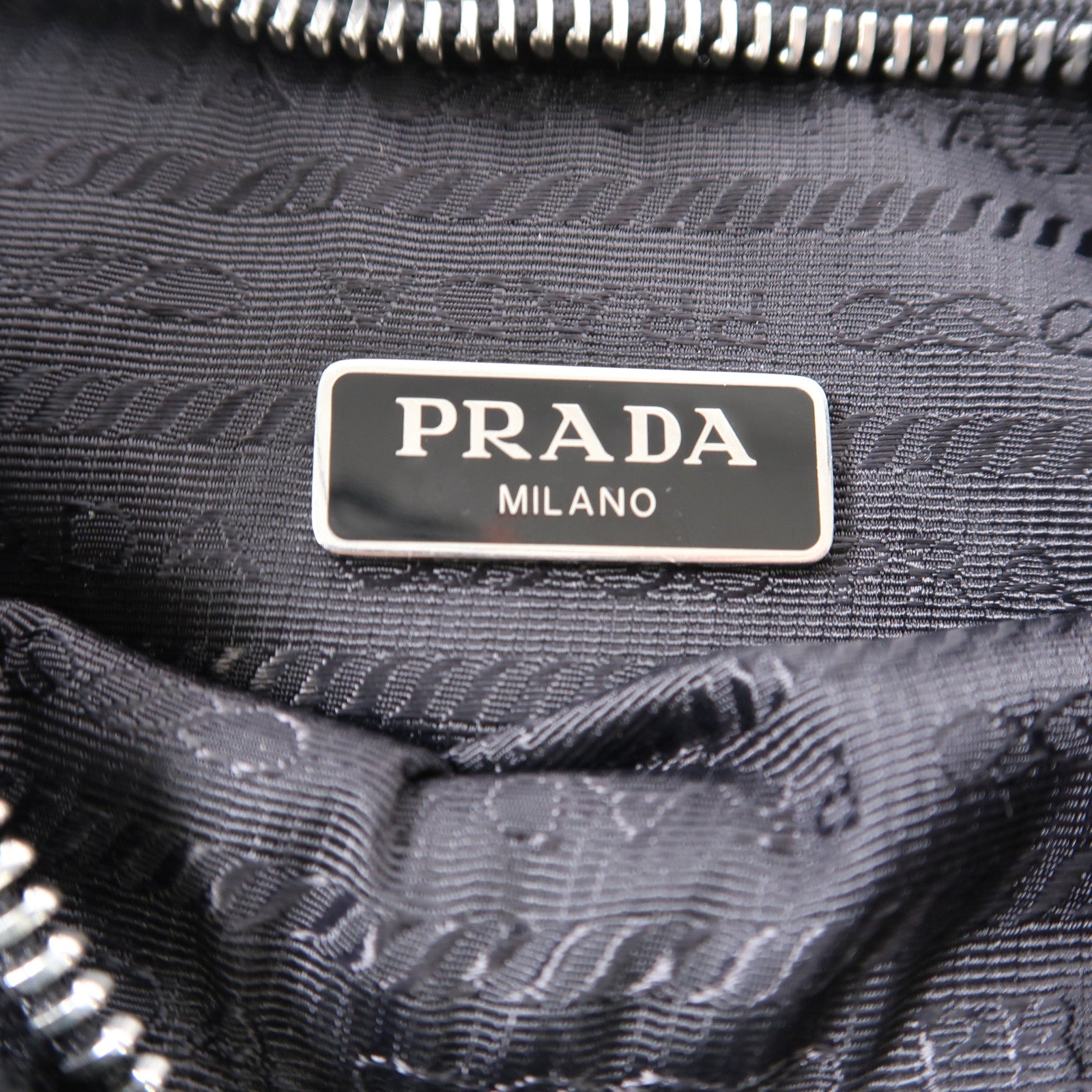 PRADA 尼龍Re-Edition 2005銀扣肩背袋