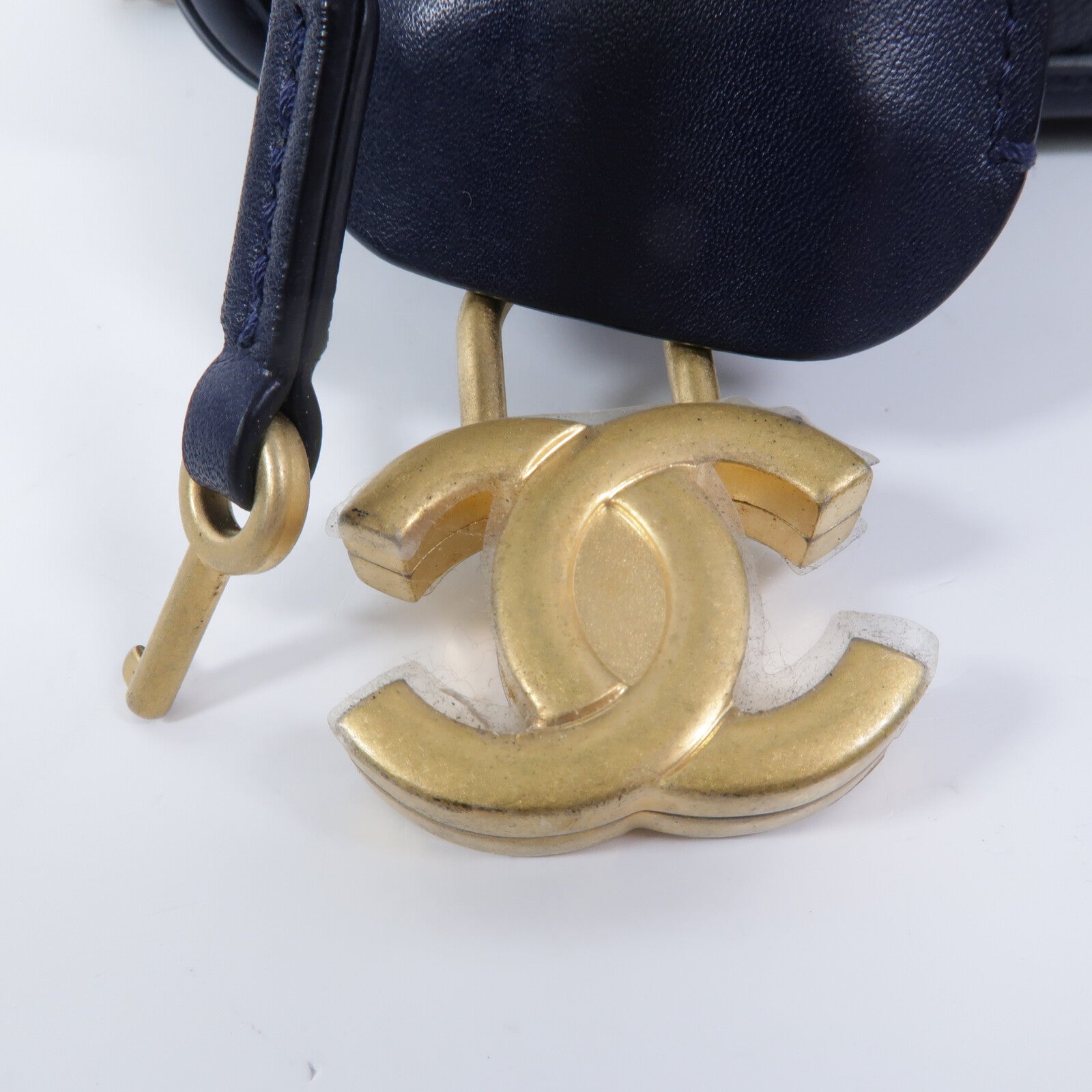 CHANEL 牛皮皮革CC Filigree Vanity Case鏈帶手挽肩背兩用袋
