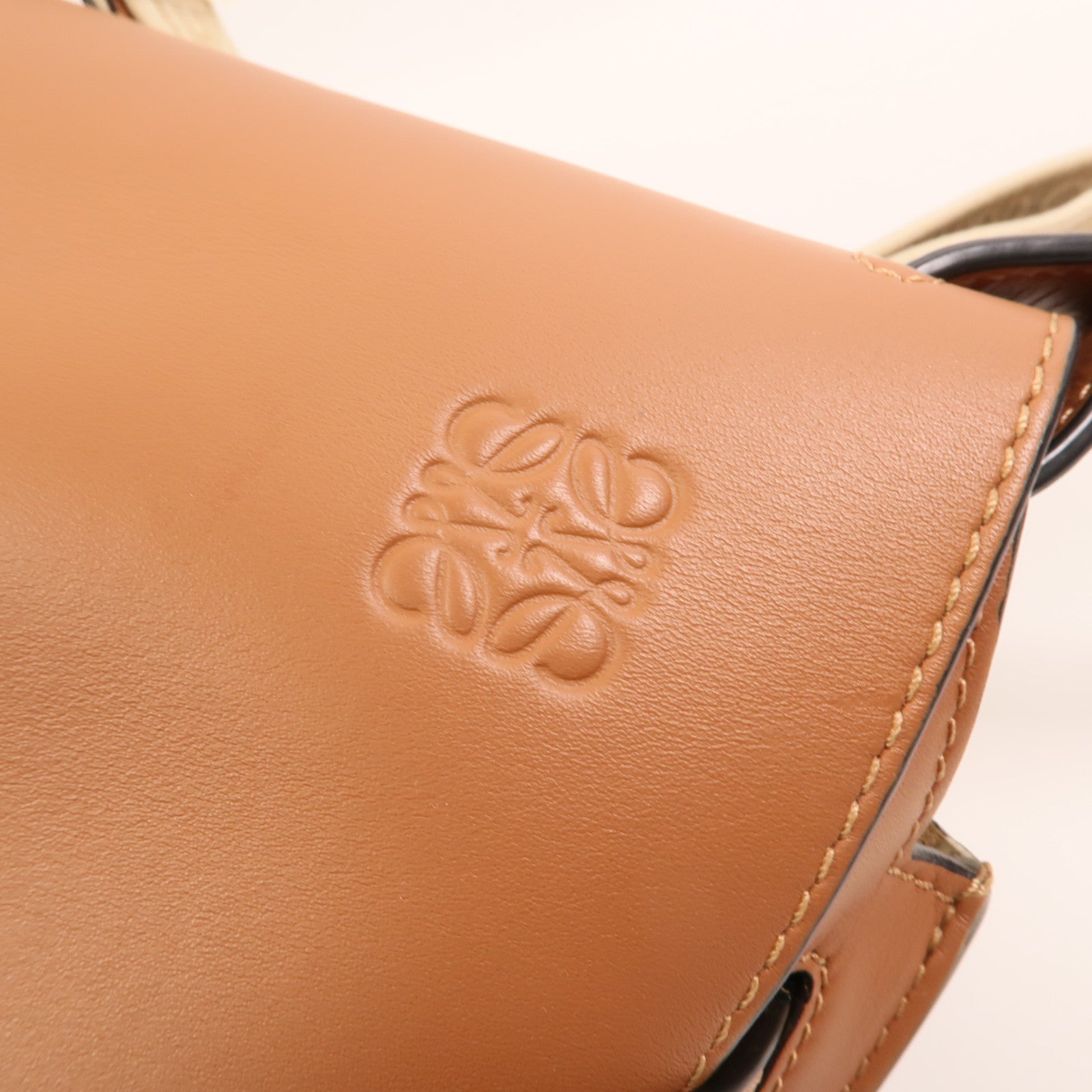 LOEWE 牛皮皮革Small Gate金扣肩背袋