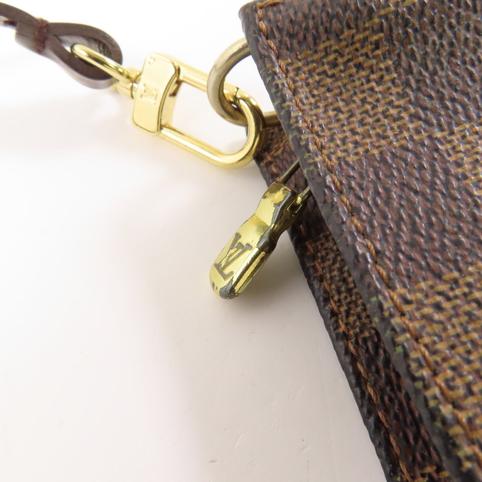 LOUIS VUITTON Damier Pochette Accessoires金扣手挽袋