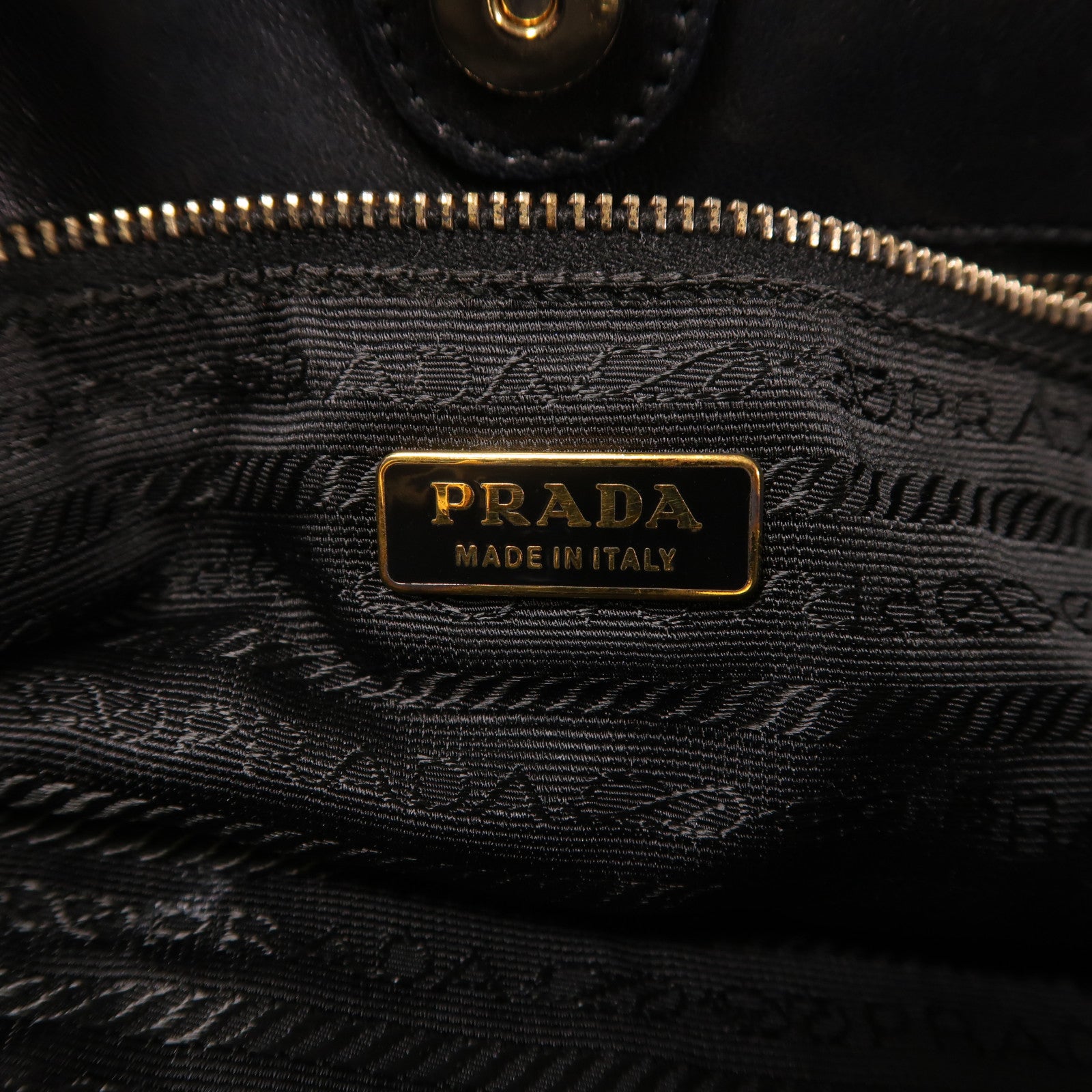 PRADA 牛皮皮革Shoulder Bag金扣肩背袋黑色