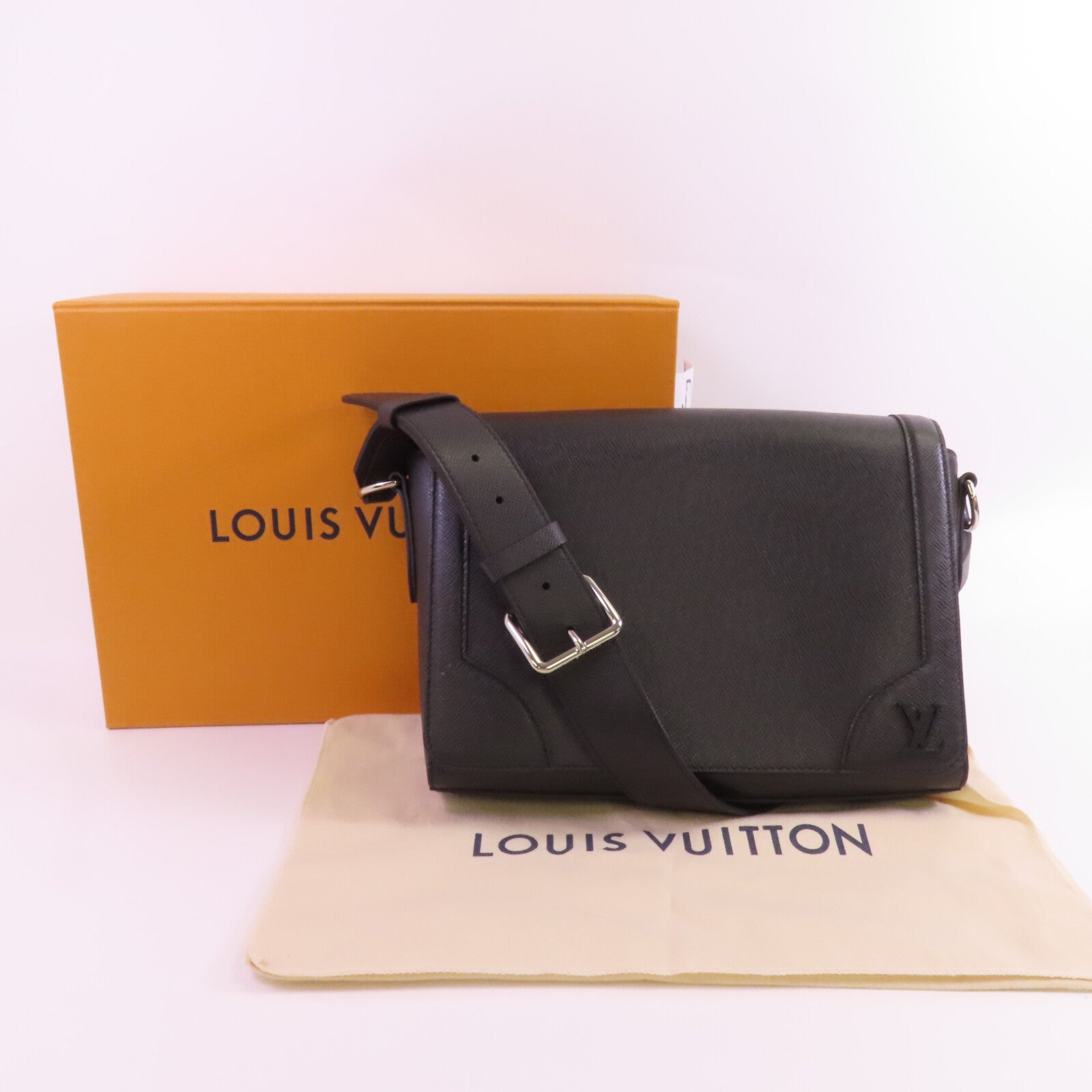 LOUIS VUITTON Taiga New Flap Messenger Bag銀扣肩背袋