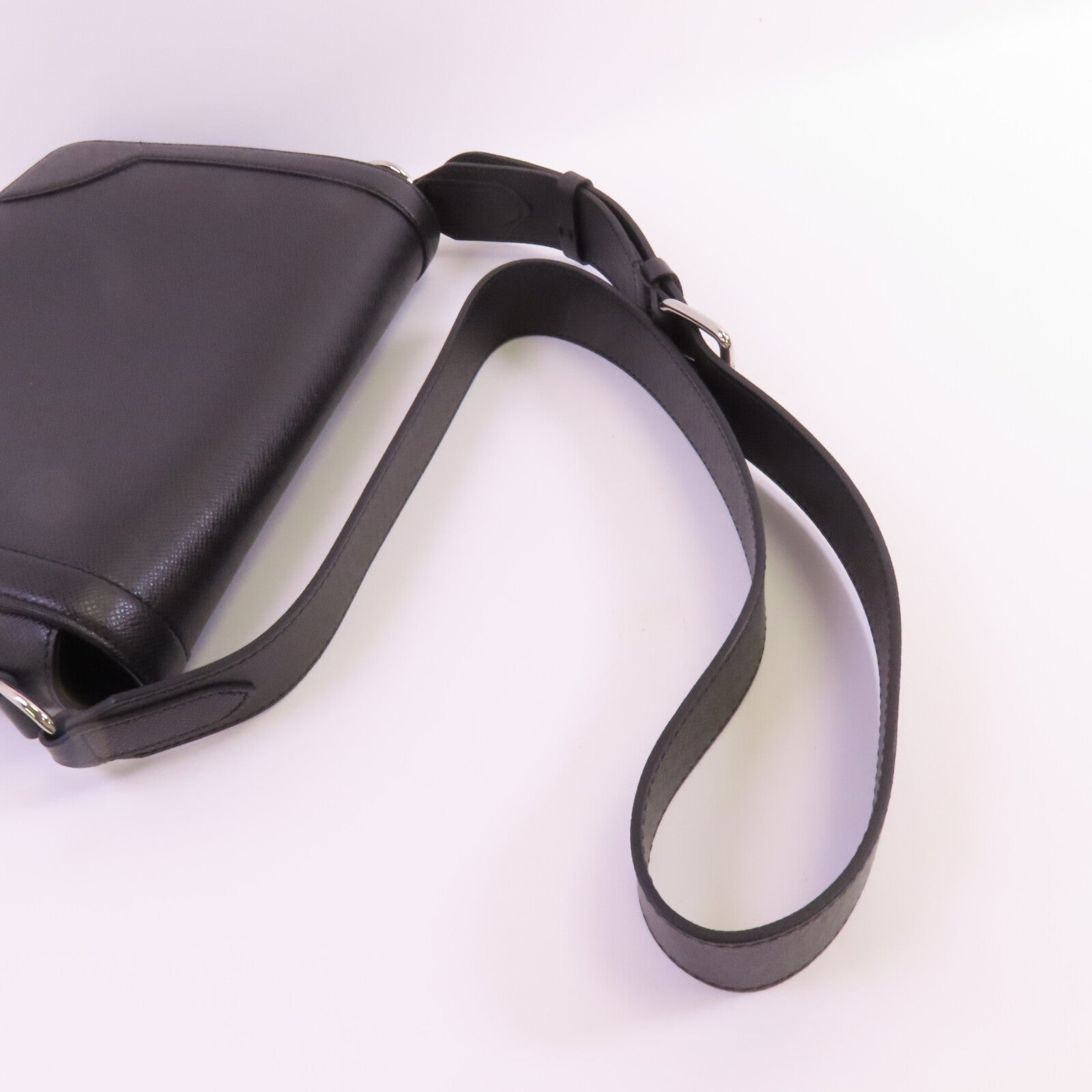 LOUIS VUITTON Taiga New Flap Messenger Bag銀扣肩背袋