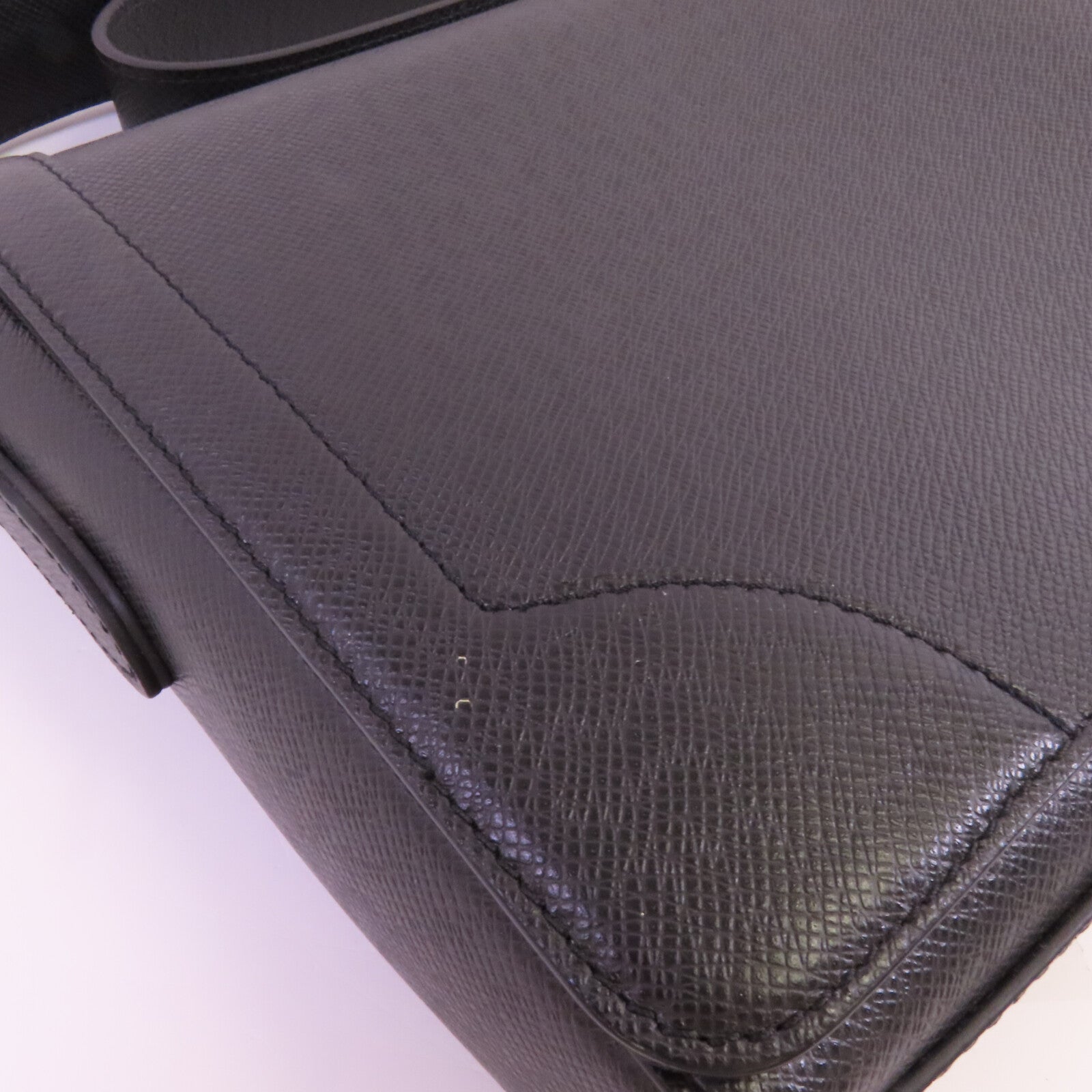 LOUIS VUITTON Taiga New Flap Messenger Bag銀扣肩背袋