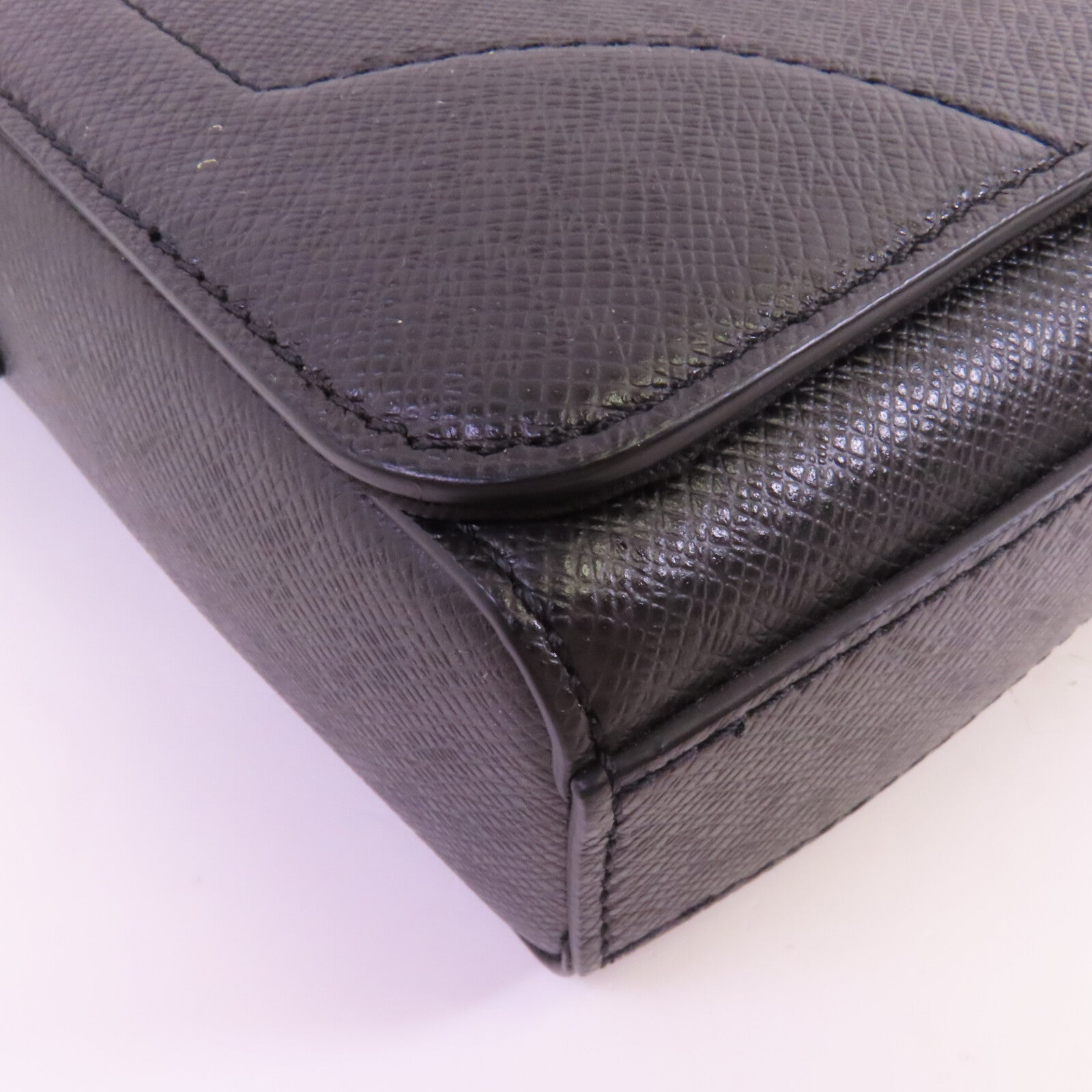LOUIS VUITTON Taiga New Flap Messenger Bag銀扣肩背袋