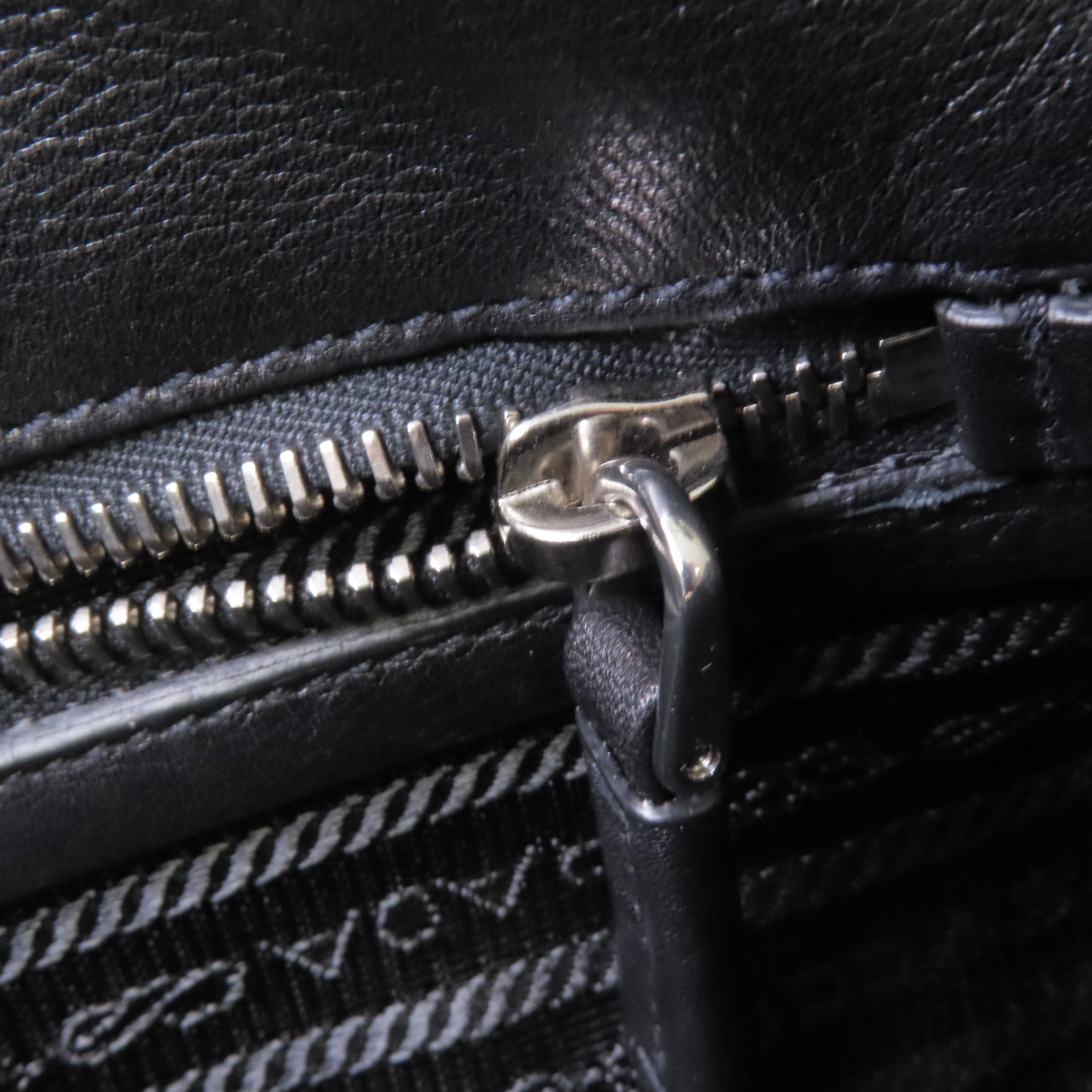 PRADA 牛皮皮革Shoulder Bag銀扣肩背袋黑色