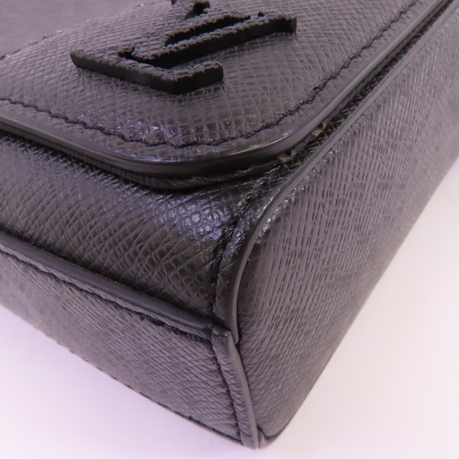LOUIS VUITTON Taiga New Flap Messenger Bag銀扣肩背袋