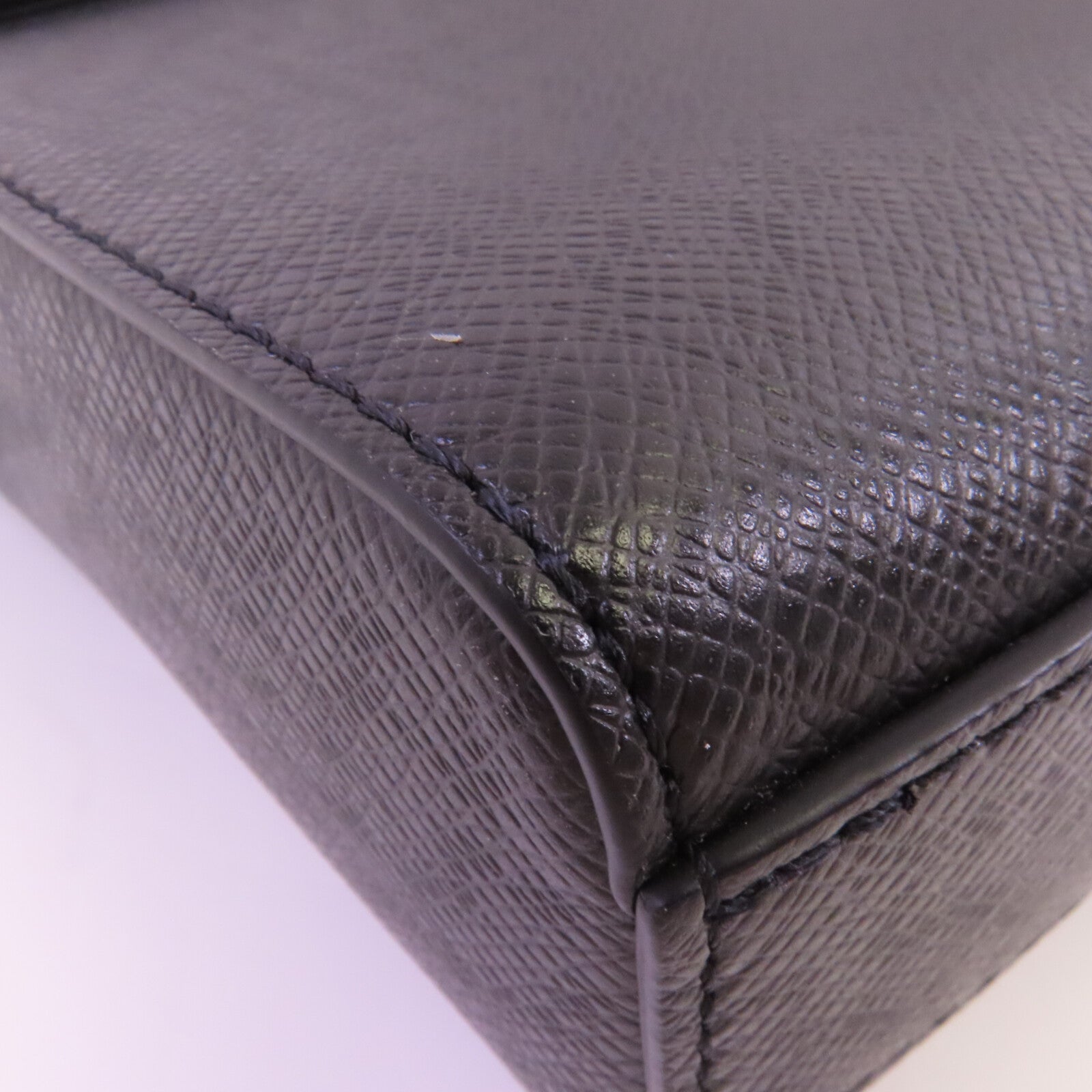 LOUIS VUITTON Taiga New Flap Messenger Bag銀扣肩背袋