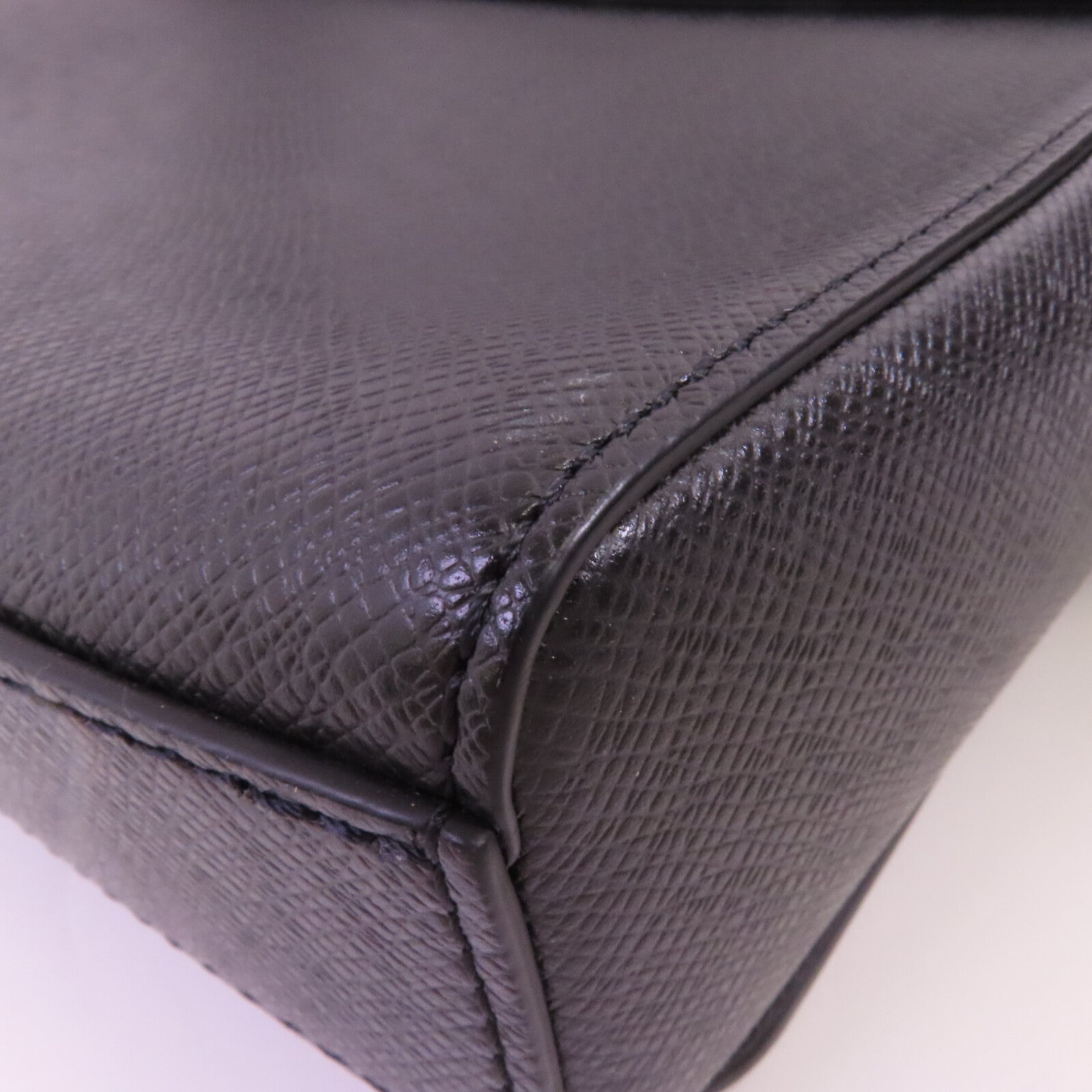 LOUIS VUITTON Taiga New Flap Messenger Bag銀扣肩背袋