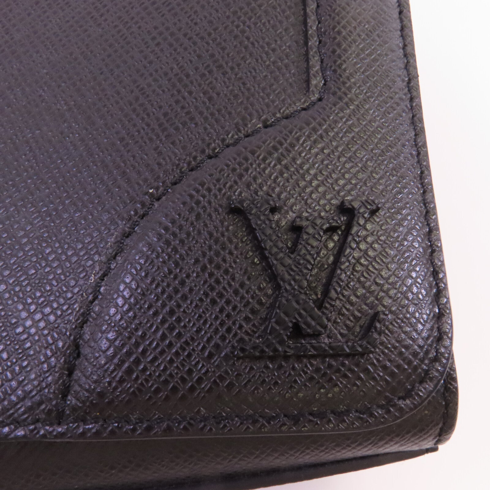 LOUIS VUITTON Taiga New Flap Messenger Bag銀扣肩背袋