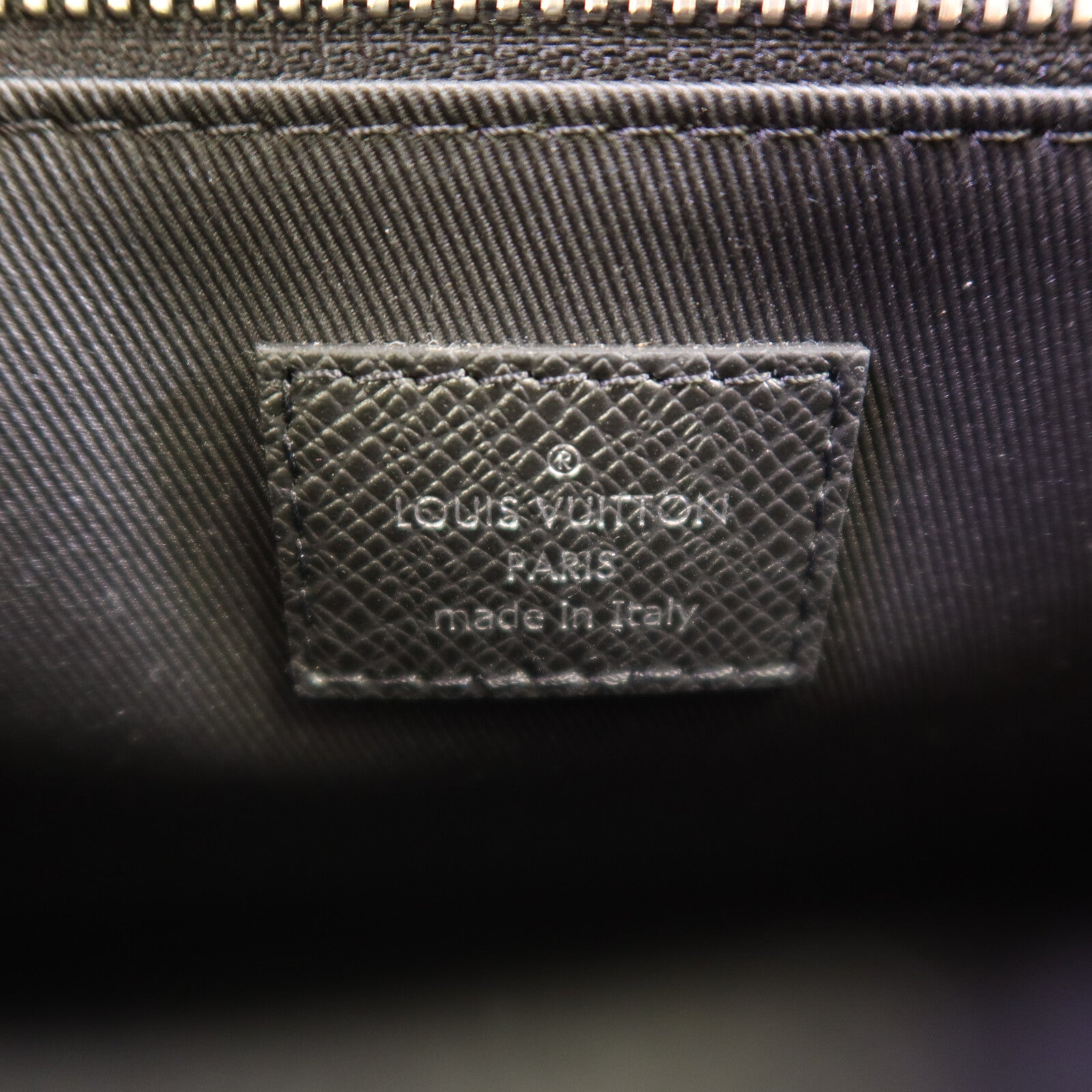 LOUIS VUITTON Taiga New Flap Messenger Bag銀扣肩背袋