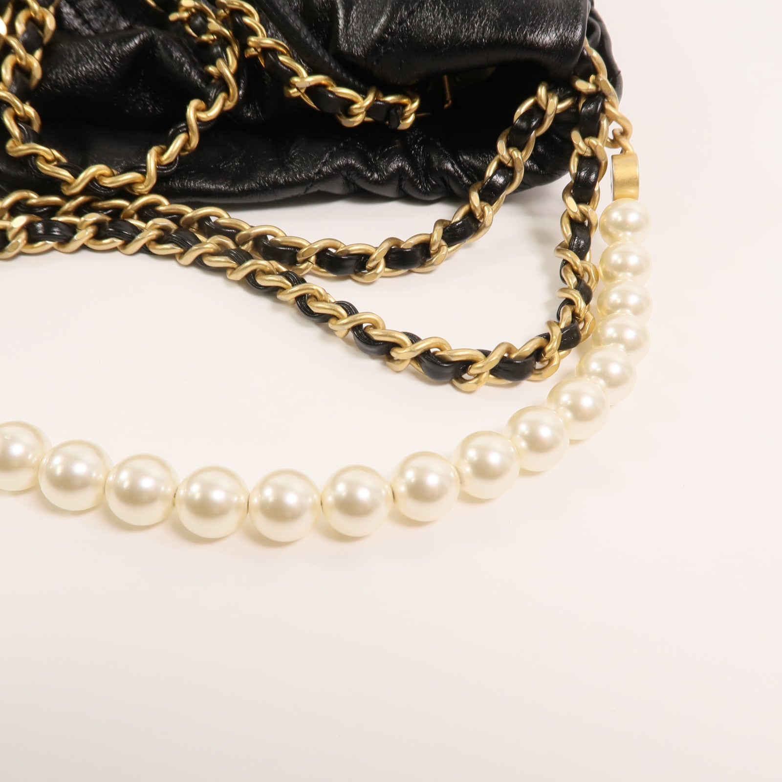 CHANEL 牛皮皮革Chanel 22 Mini With Pearl金扣手挽肩背兩用袋
