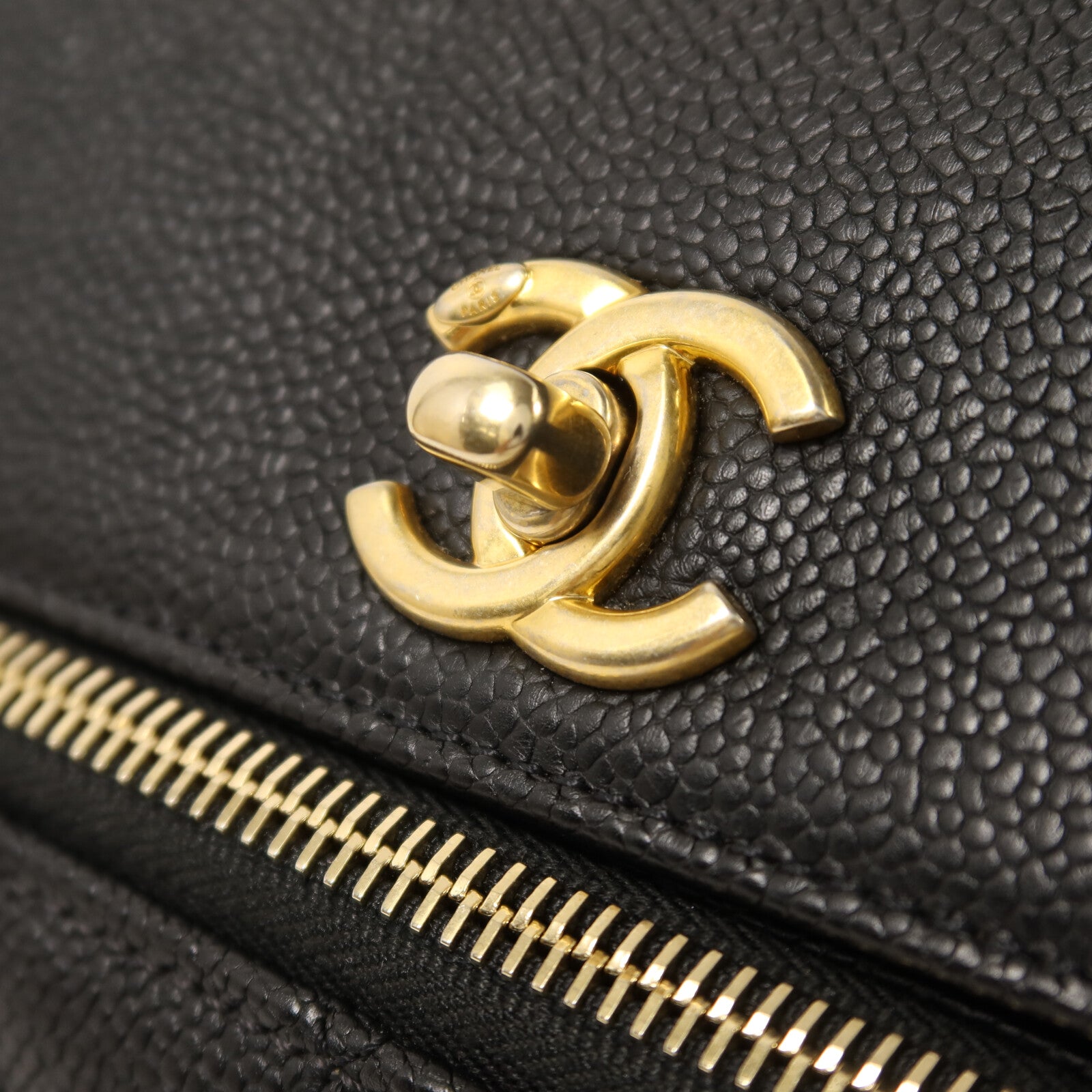 CHANEL 牛皮皮革Chain Shoulder金扣鏈帶肩背袋