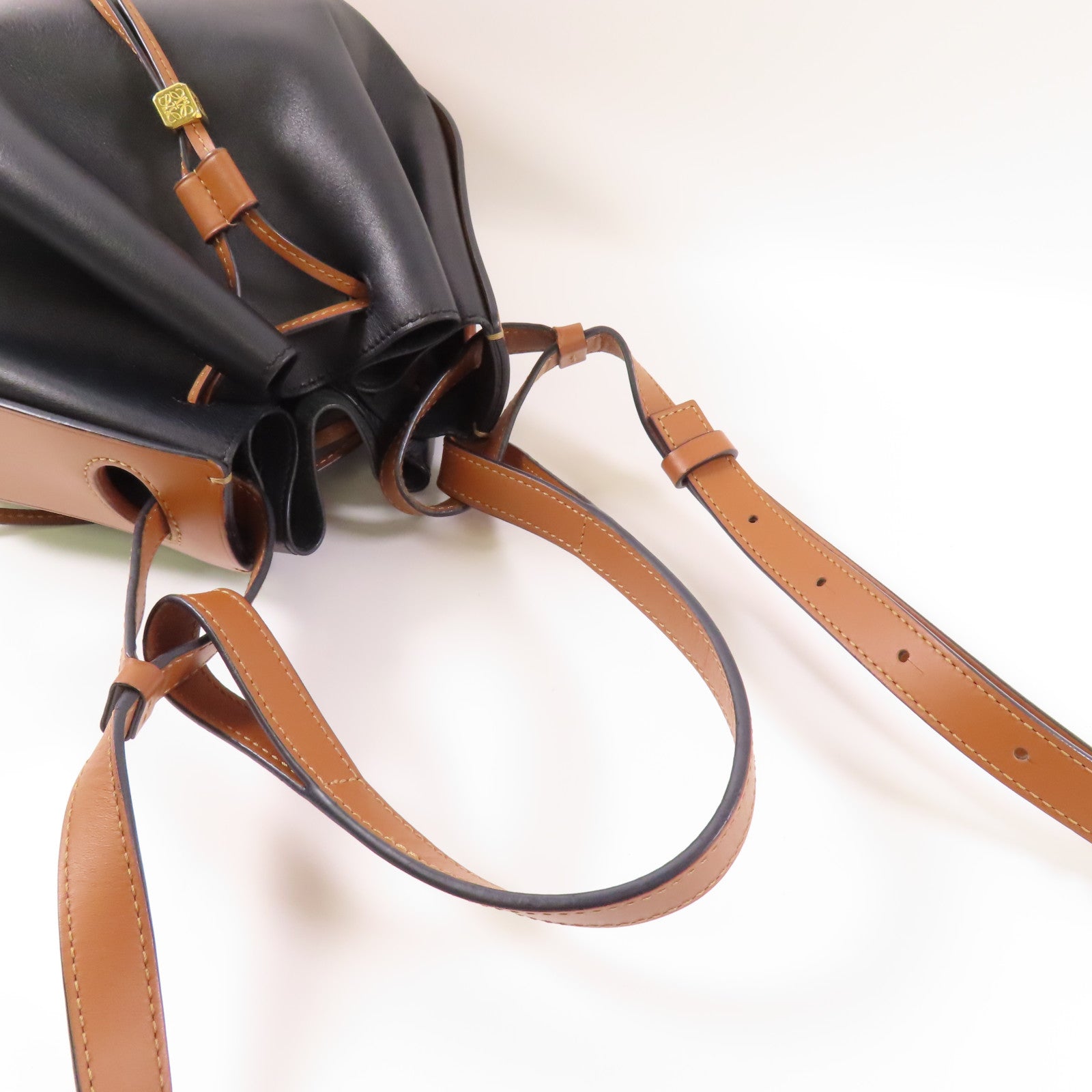 LOEWE 牛皮皮革Balloon金扣手挽肩背兩用袋