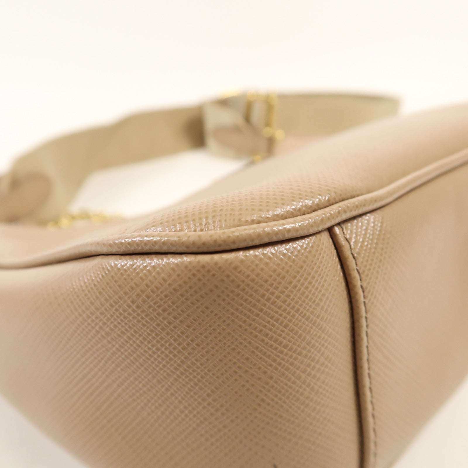 PRADA Saffiano皮革Re-Edition 2005金扣肩背袋