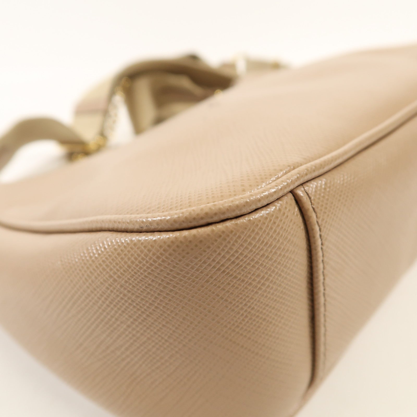 PRADA Saffiano皮革Re-Edition 2005金扣肩背袋