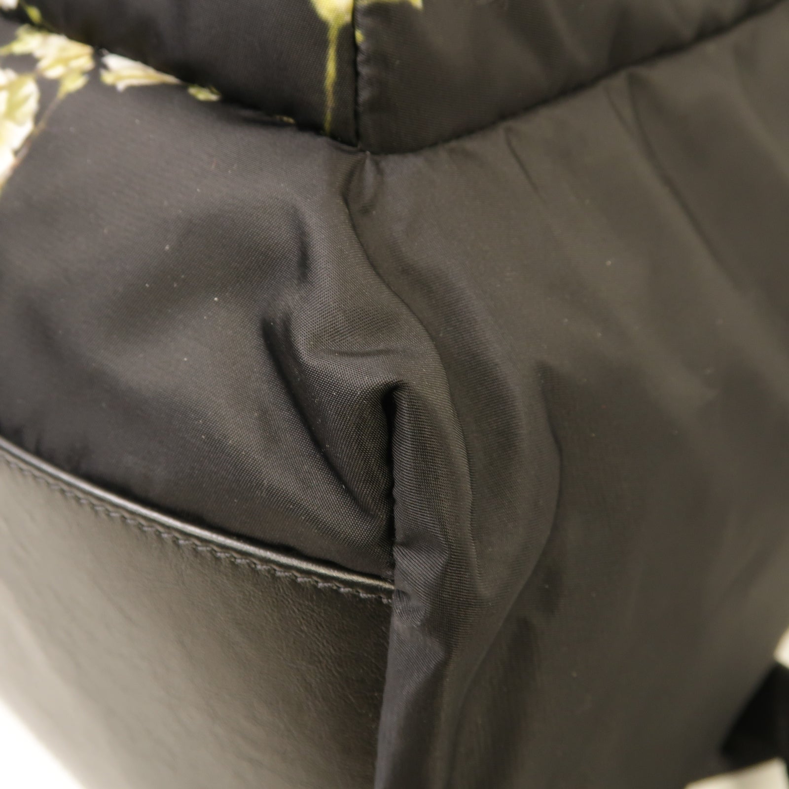 GIVENCHY 【激減優惠】尼龍Backpack銀扣背包白色/黒色