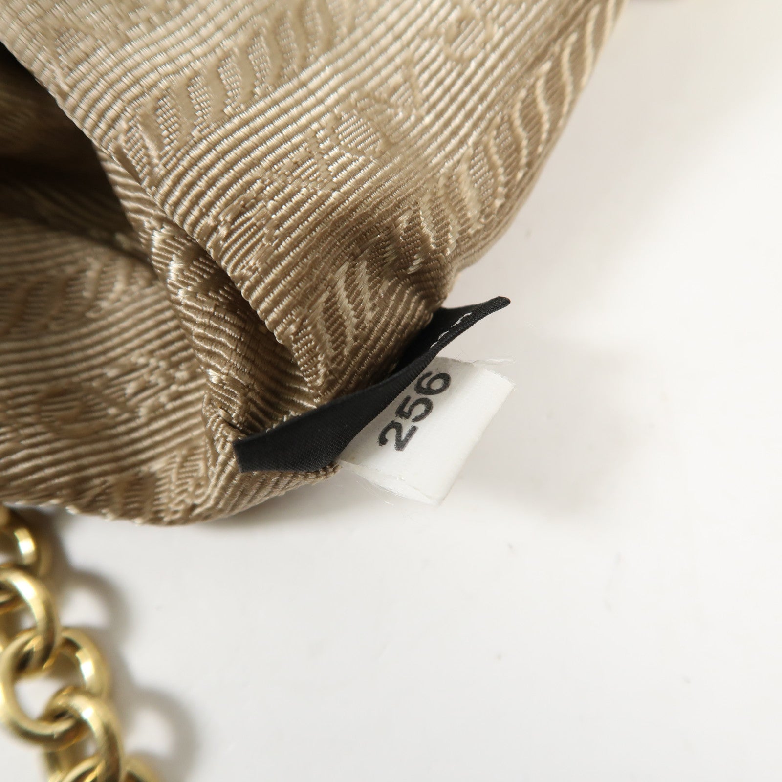 PRADA Saffiano皮革Re-Edition 2005金扣肩背袋