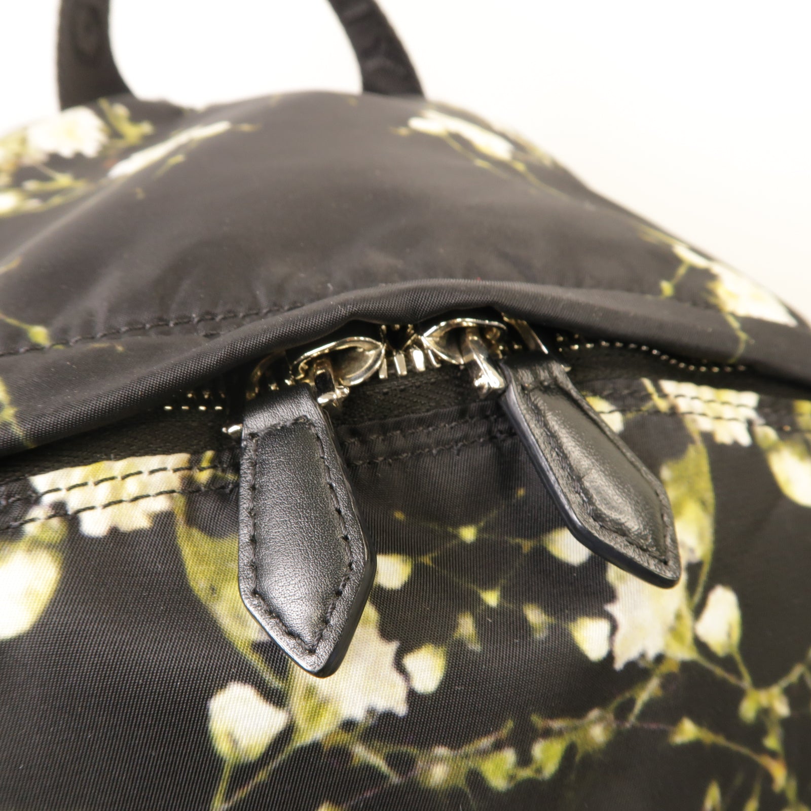 GIVENCHY 【激減優惠】尼龍Backpack銀扣背包白色/黒色