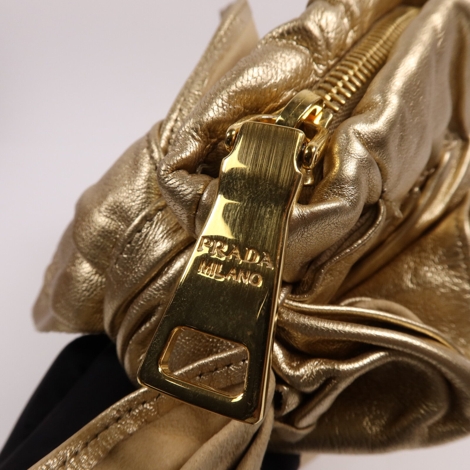 PRADA 牛皮皮革Pouch金扣手拿包