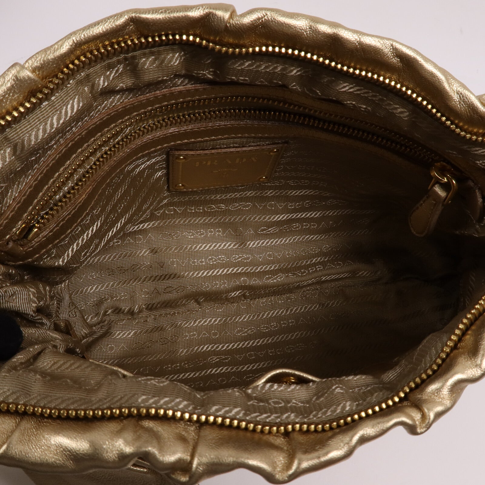 PRADA 牛皮皮革Pouch金扣手拿包