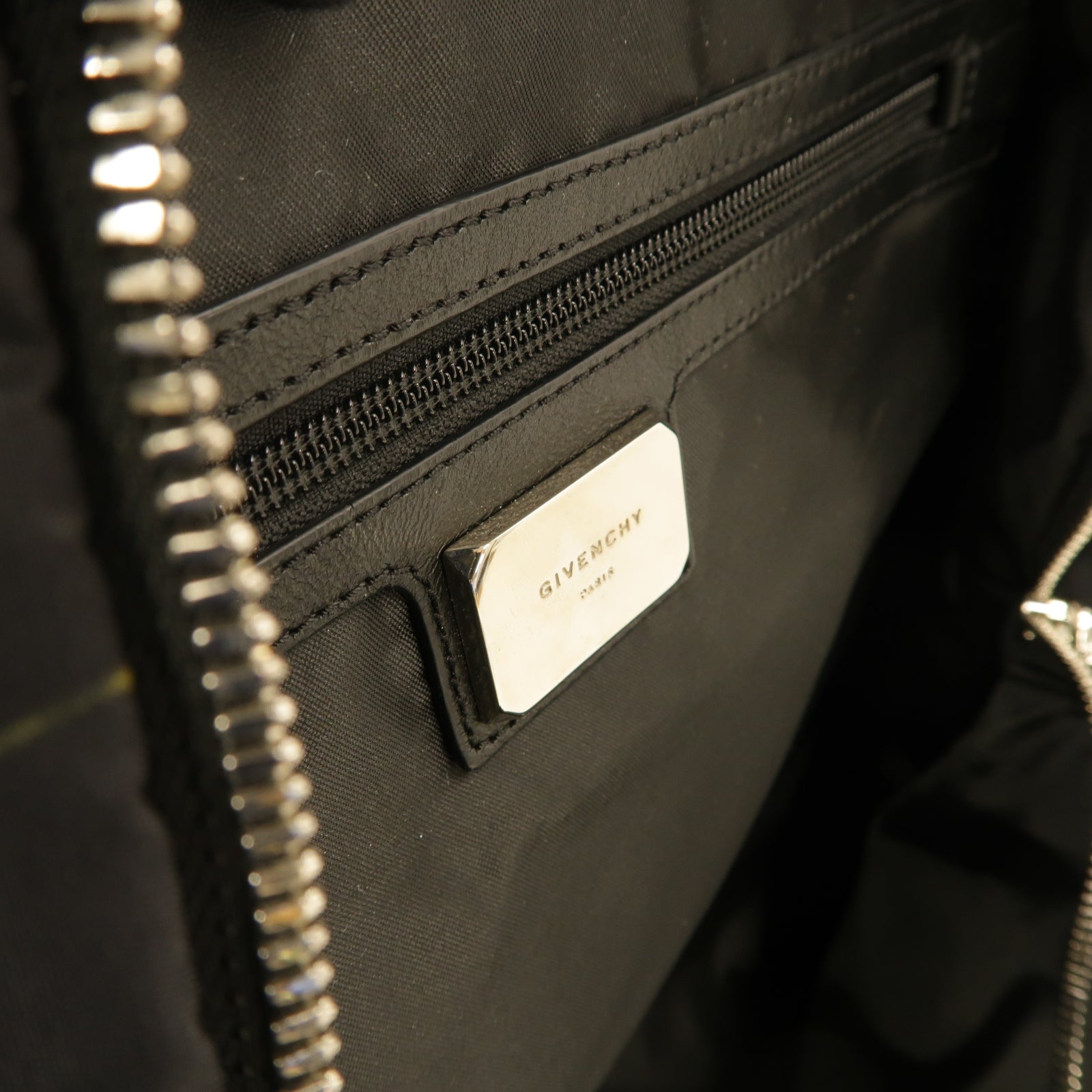 GIVENCHY 【激減優惠】尼龍Backpack銀扣背包白色/黒色