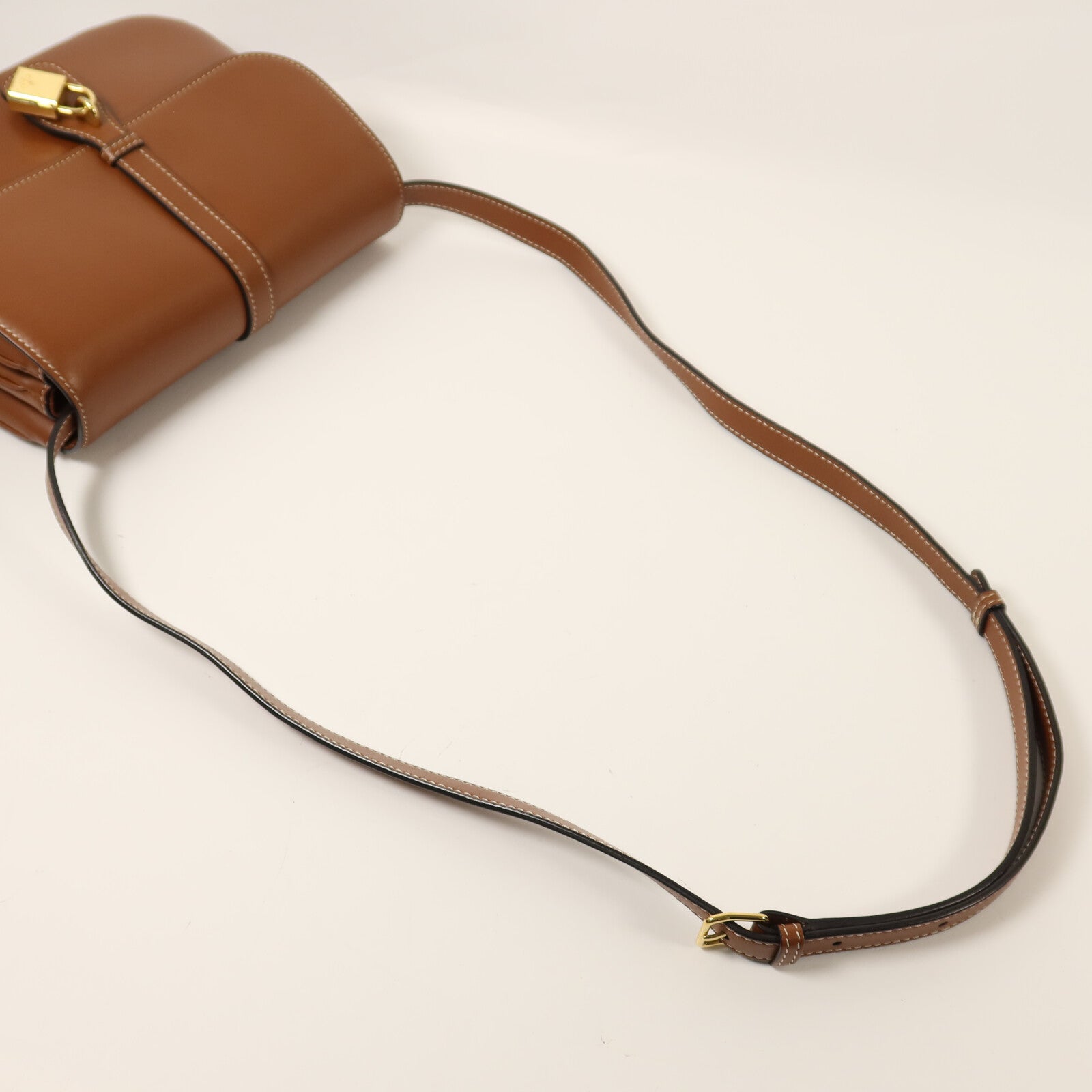 CELINE 牛皮皮革Medium Tabou金扣肩背袋