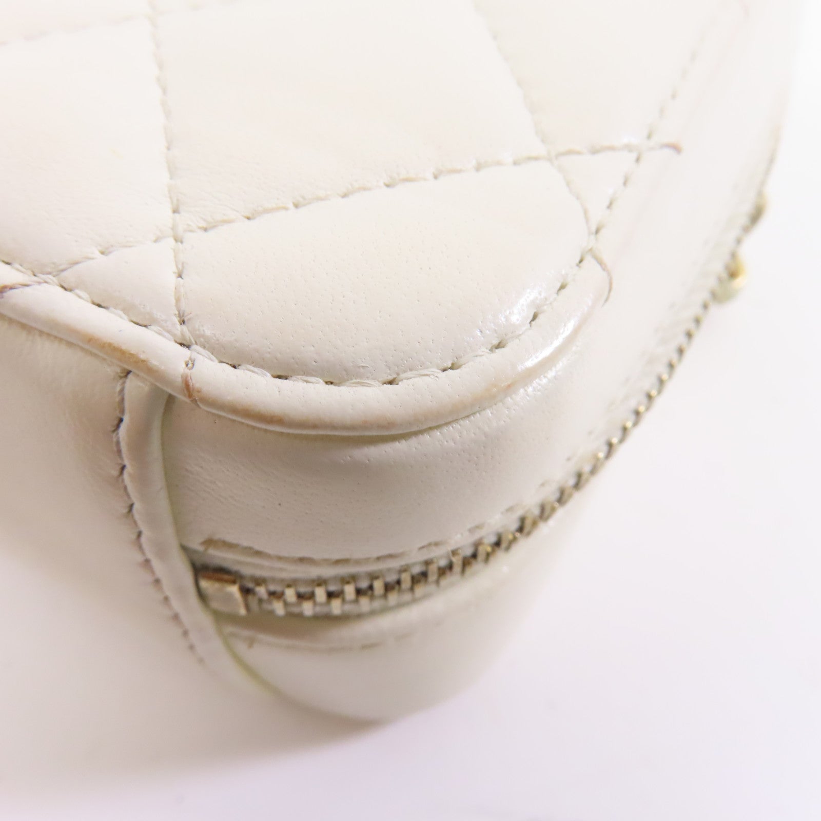 CHANEL 菱格羊皮皮革Camera Case金扣鏈帶肩背袋白色