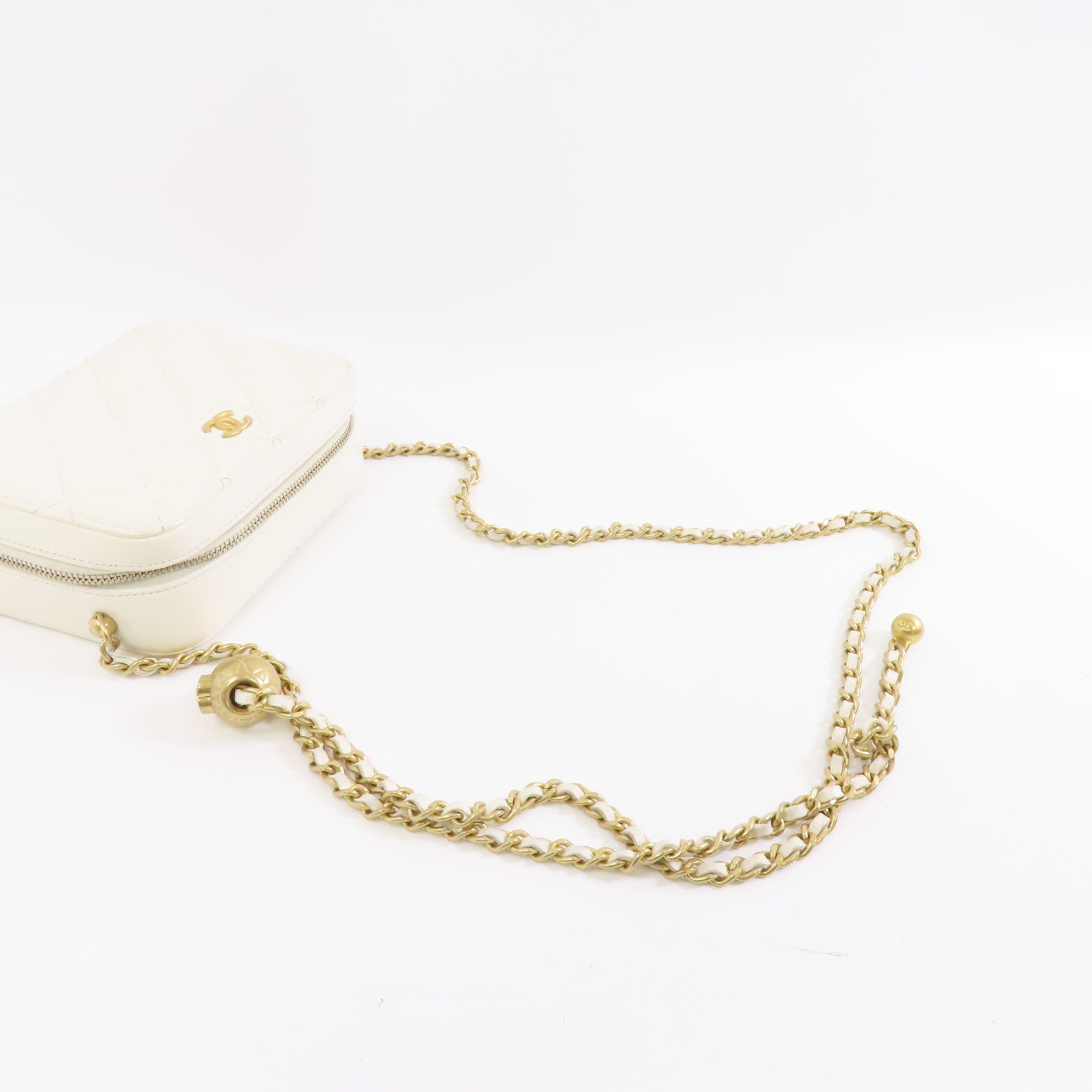 CHANEL 菱格羊皮皮革Camera Case金扣鏈帶肩背袋白色