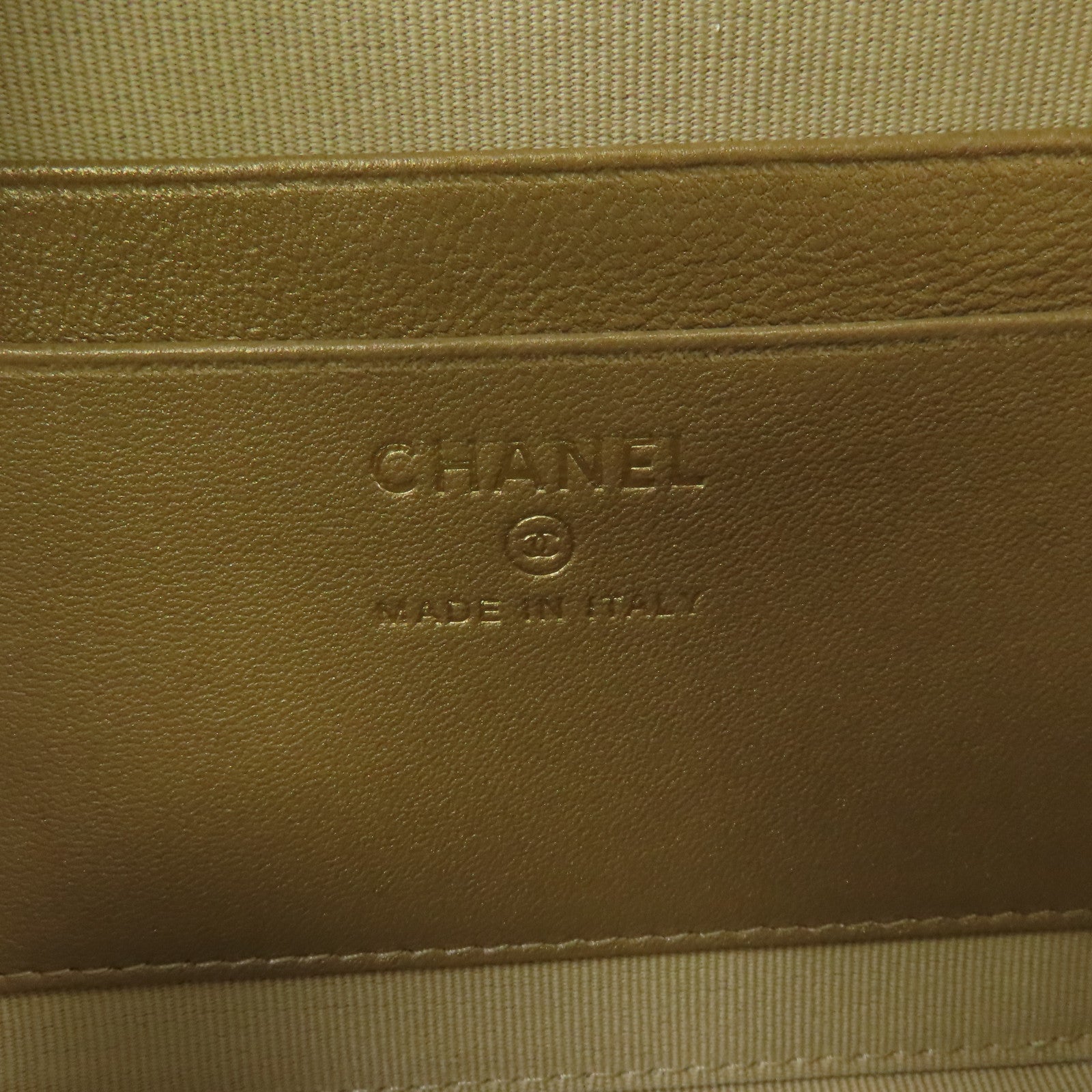 CHANEL 菱格羊皮皮革Camera Case金扣鏈帶肩背袋白色