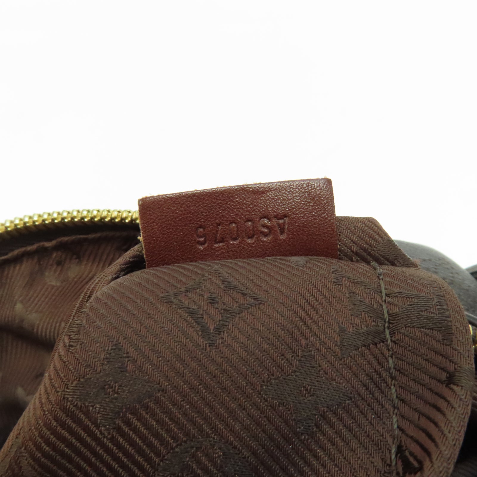 LOUIS VUITTON Monogram Mahina Pochette Onatah金扣肩背袋啡色