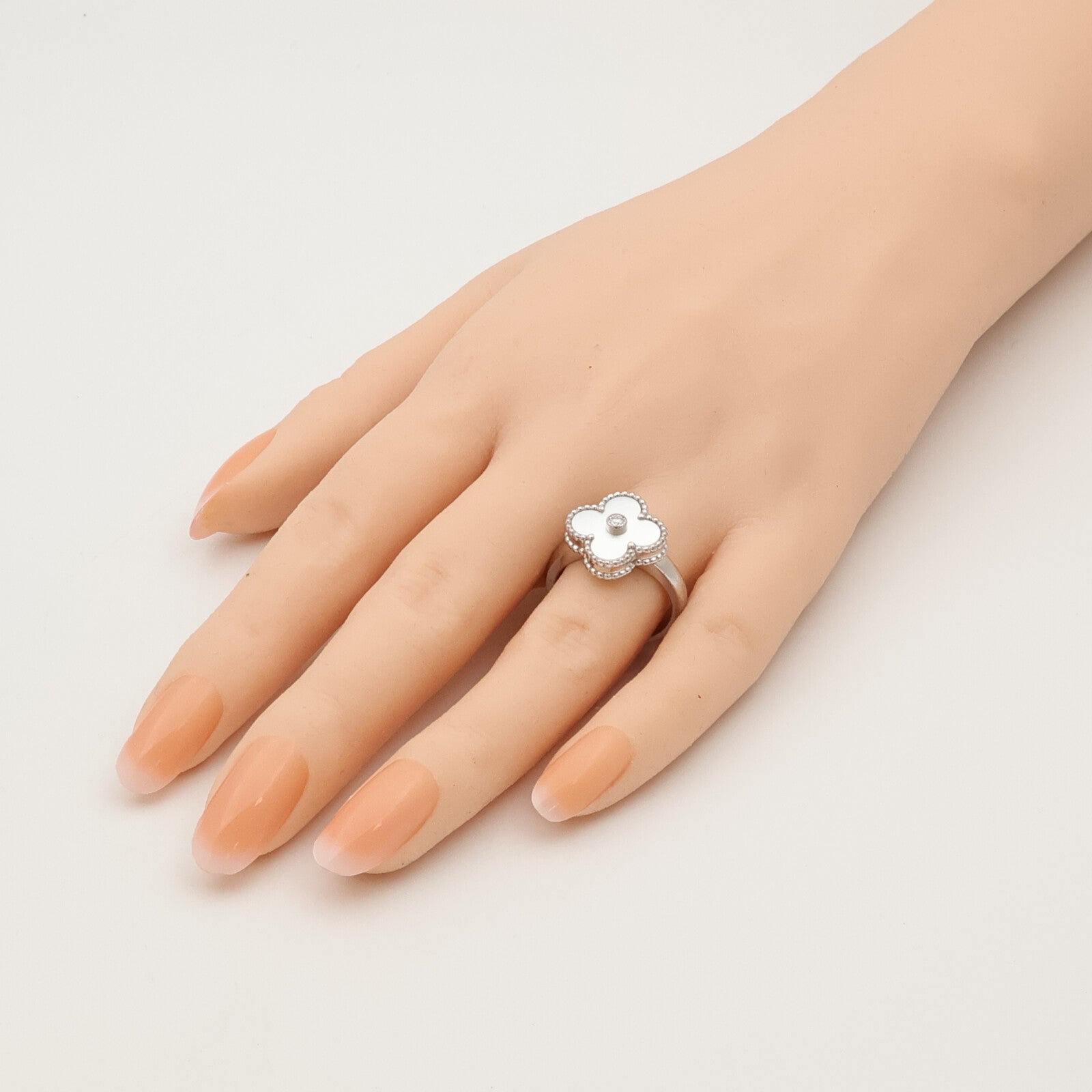 Van Cleef & Arpels 18K白金/珍珠母貝Vintage Alhambra鑽石戒指