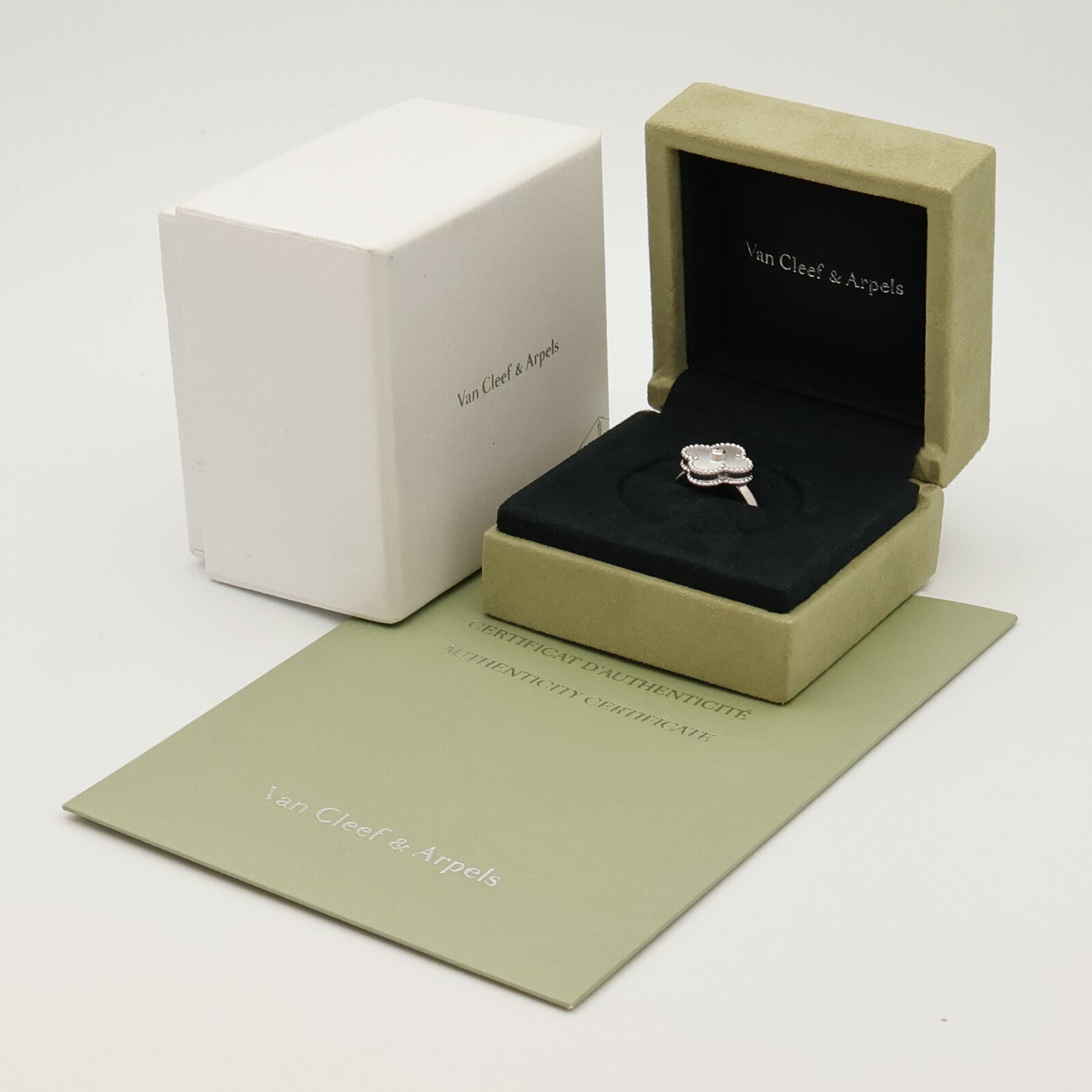 Van Cleef & Arpels 18K白金/珍珠母貝Vintage Alhambra鑽石戒指