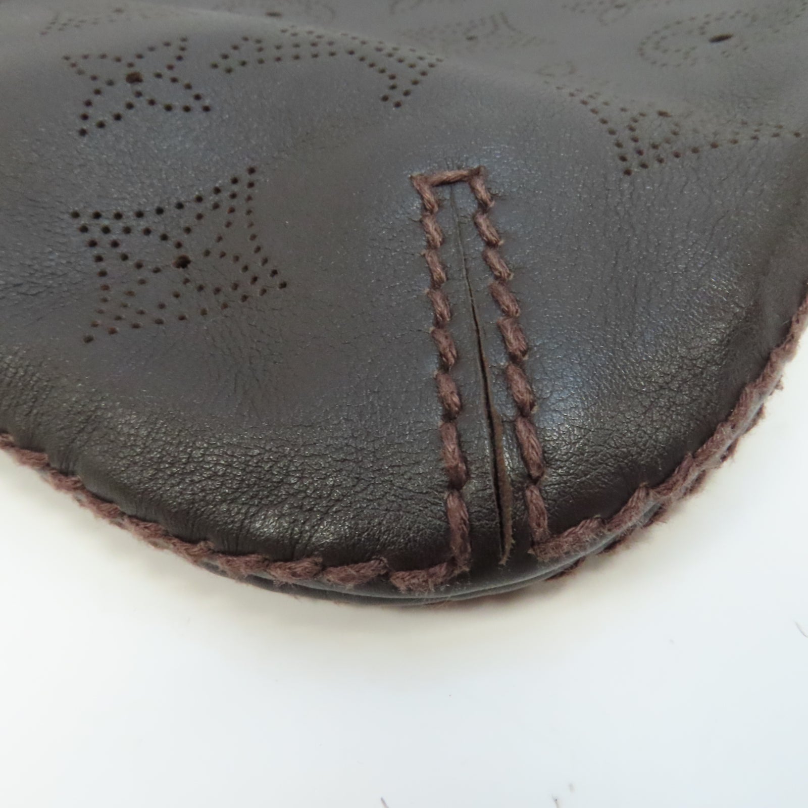 LOUIS VUITTON Monogram Mahina Pochette Onatah金扣肩背袋啡色