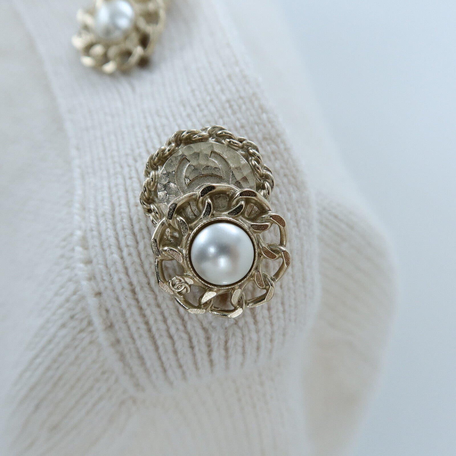 CHANEL Cashmere Buttoned Knit Sweater針織