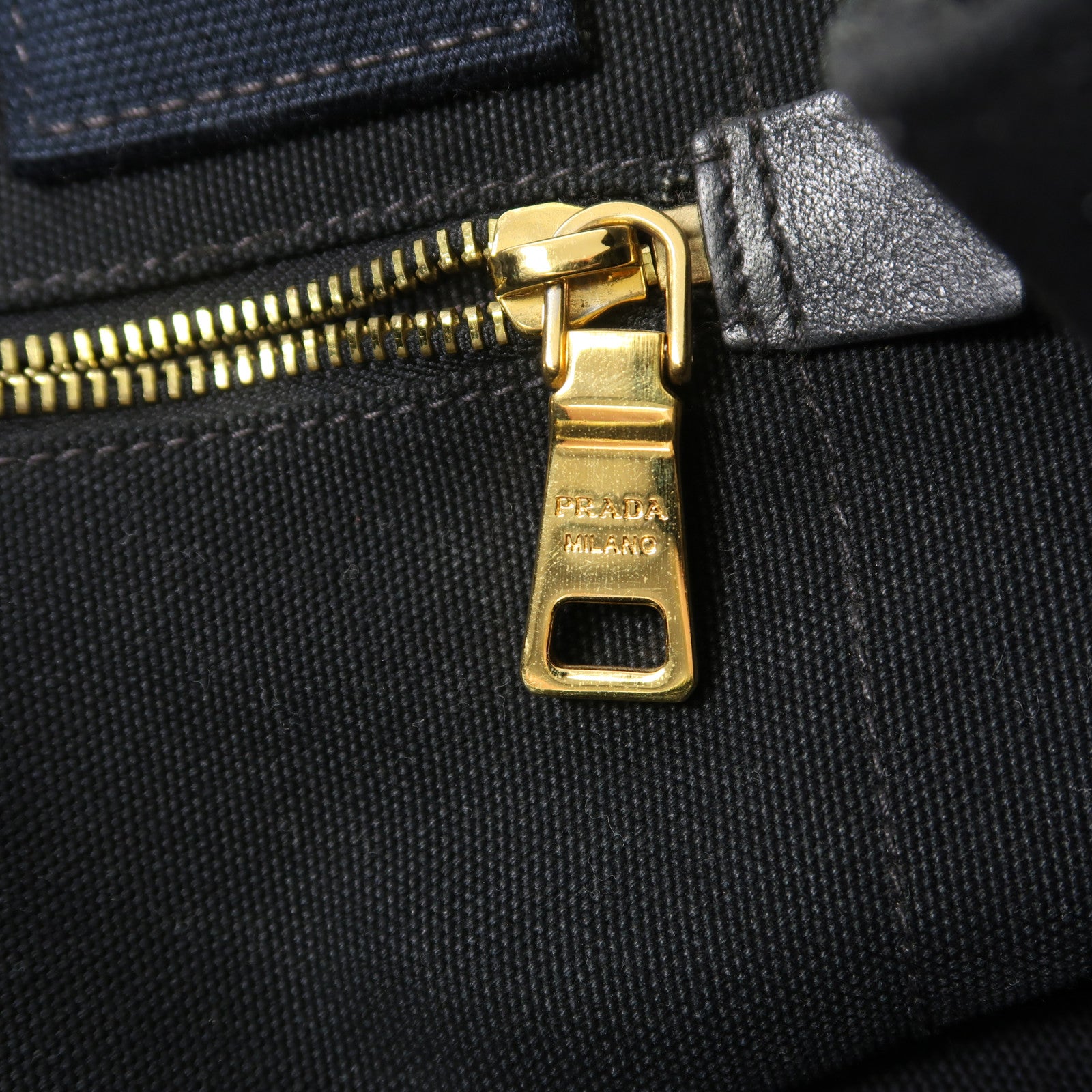 PRADA 帆布Hand Bag金扣手挽袋