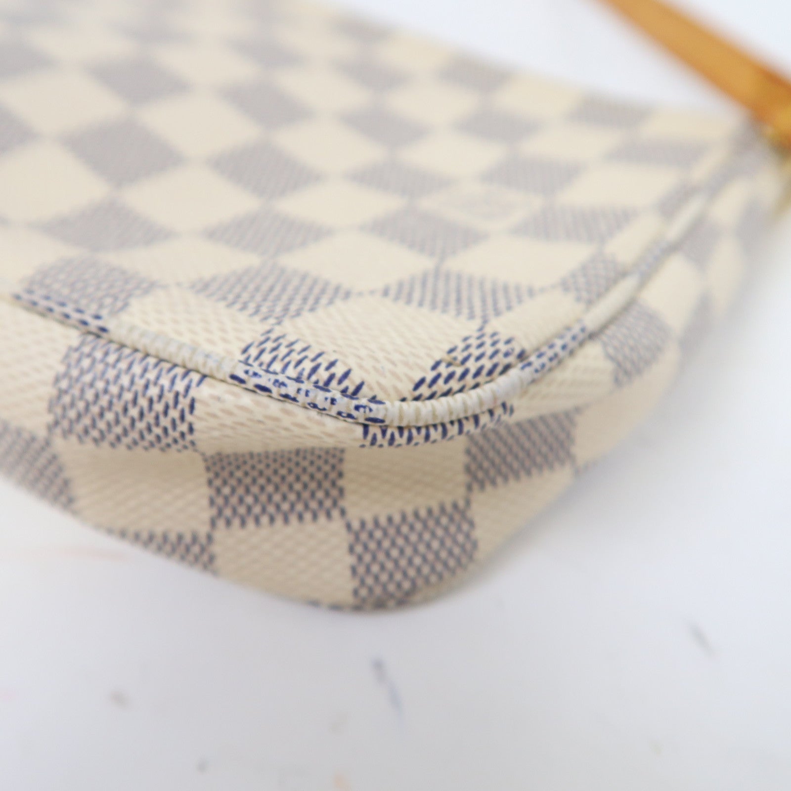 LOUIS VUITTON Damier Azur Pochette Accessories金扣手挽袋米白色