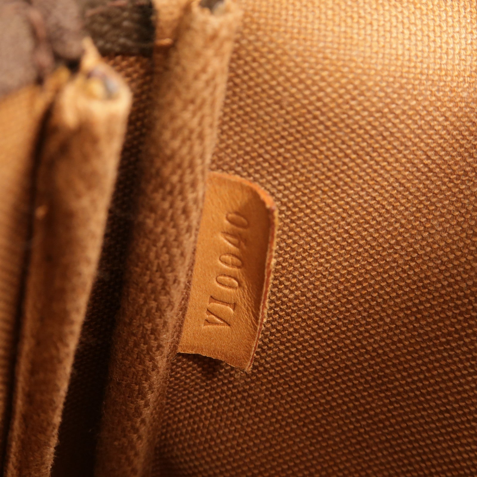 LOUIS VUITTON Monogram Pochette Accessoires金扣手挽袋棕色