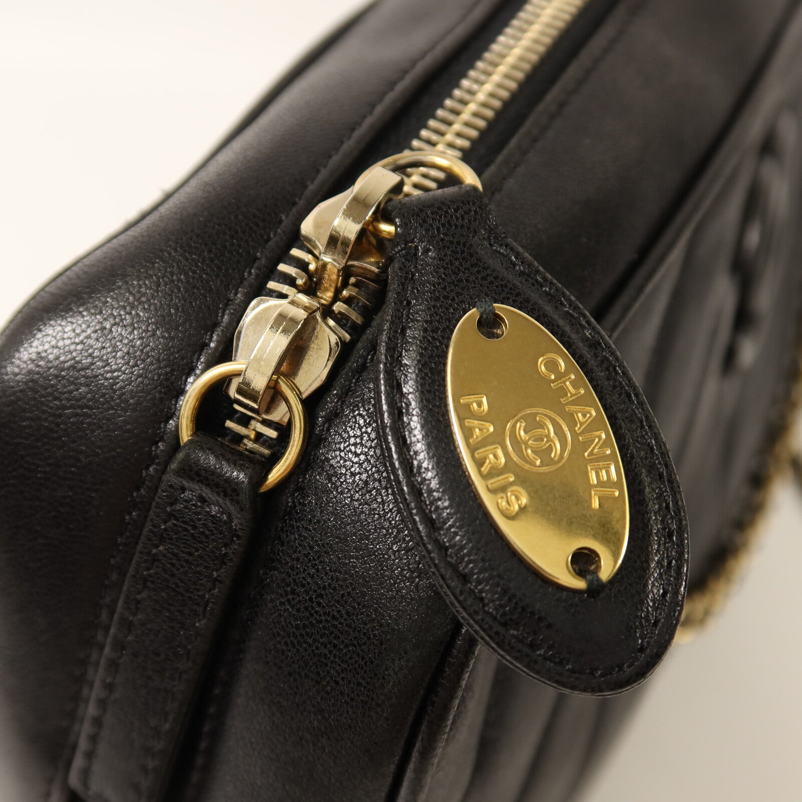 CHANEL 牛皮皮革Chain Shoulder金扣鏈帶肩背袋