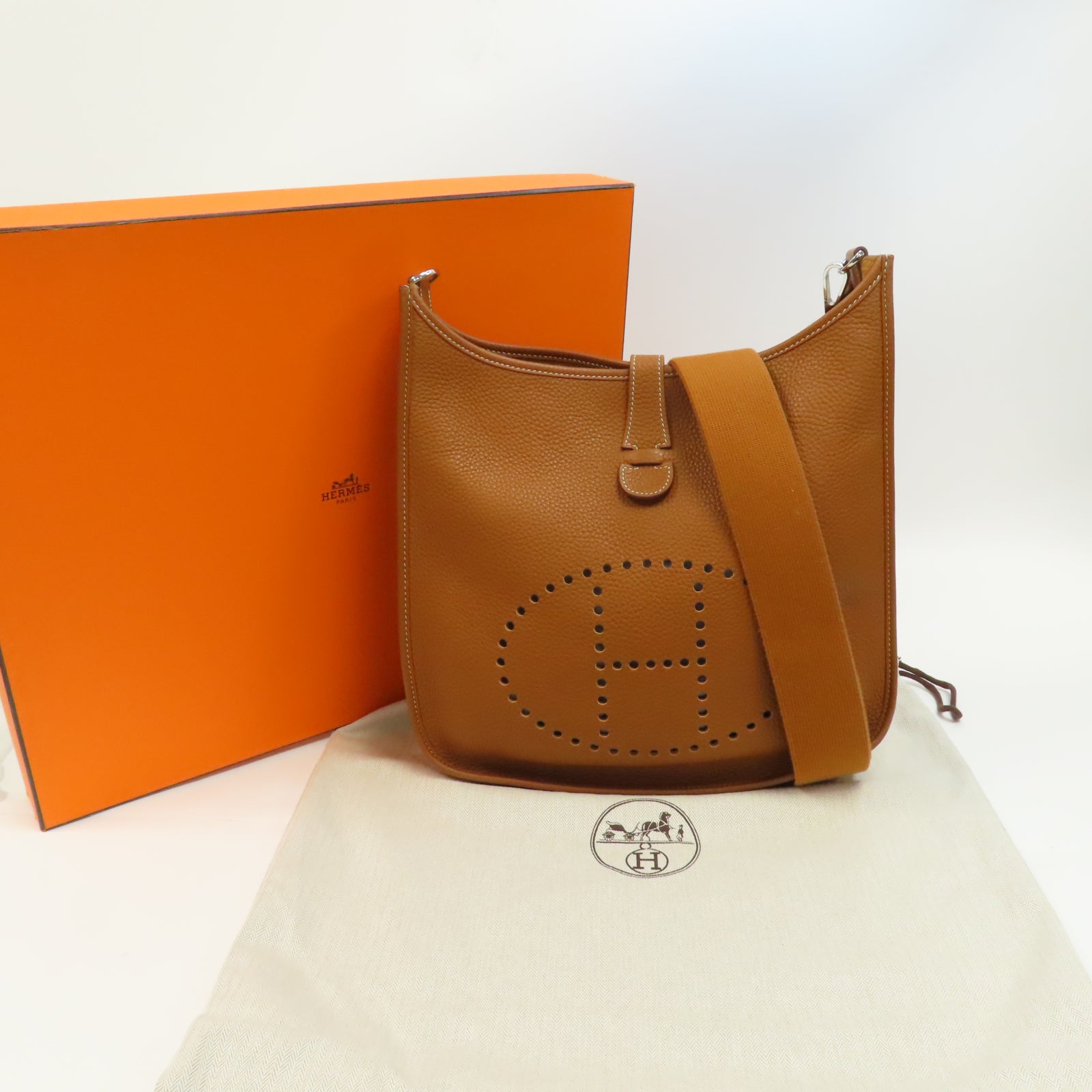 HERMES Clemence皮革Evelyne GM銀扣肩背袋經典駝色