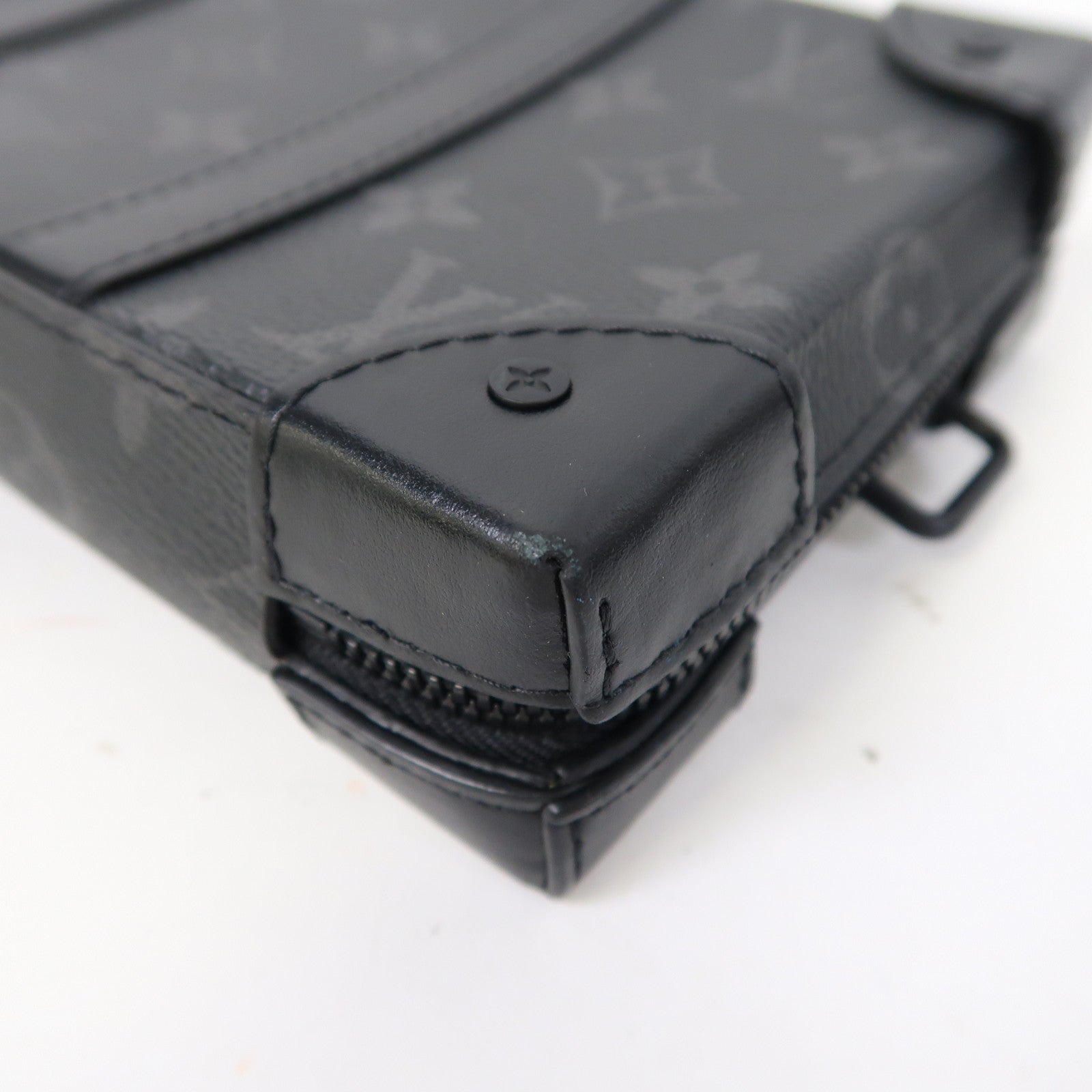 LOUIS VUITTON Monogram Eclipse Soft trunk wallet肩背袋黑色