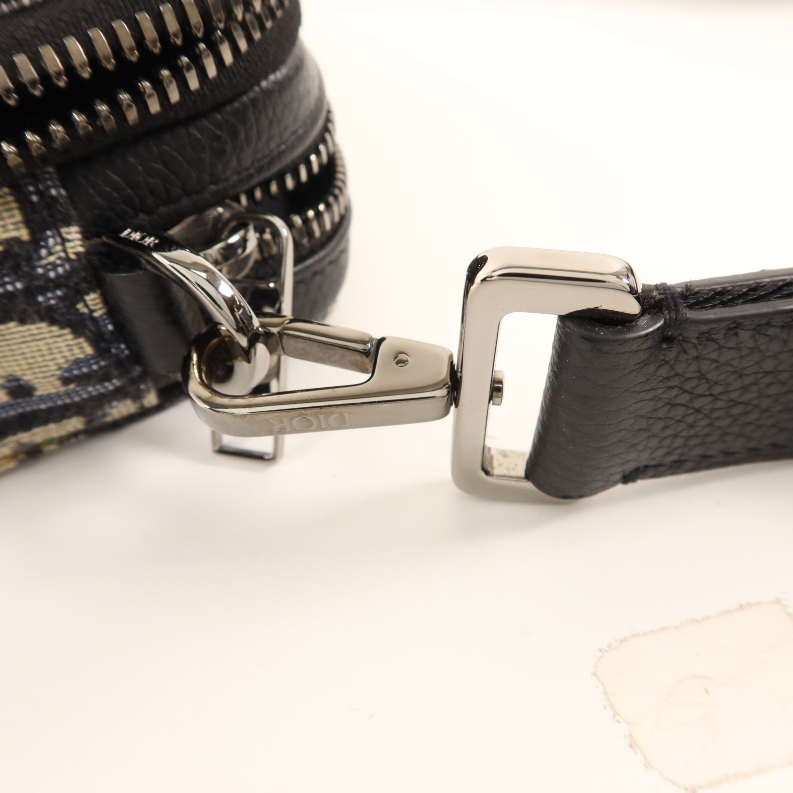 Dior 帆布Zipped Pouch With Strap銀扣肩背袋