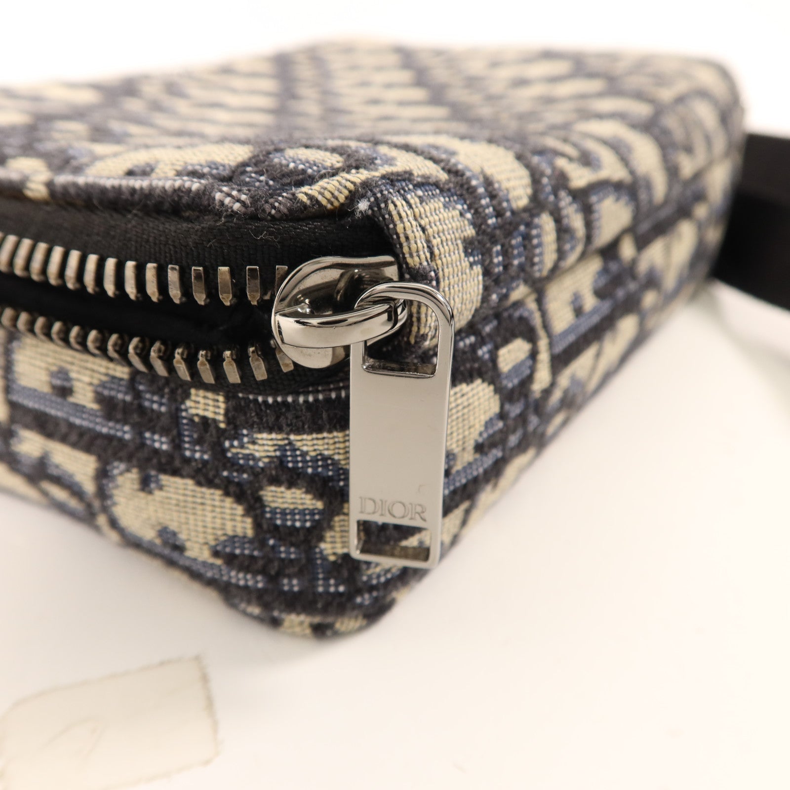 Dior 帆布Zipped Pouch With Strap銀扣肩背袋