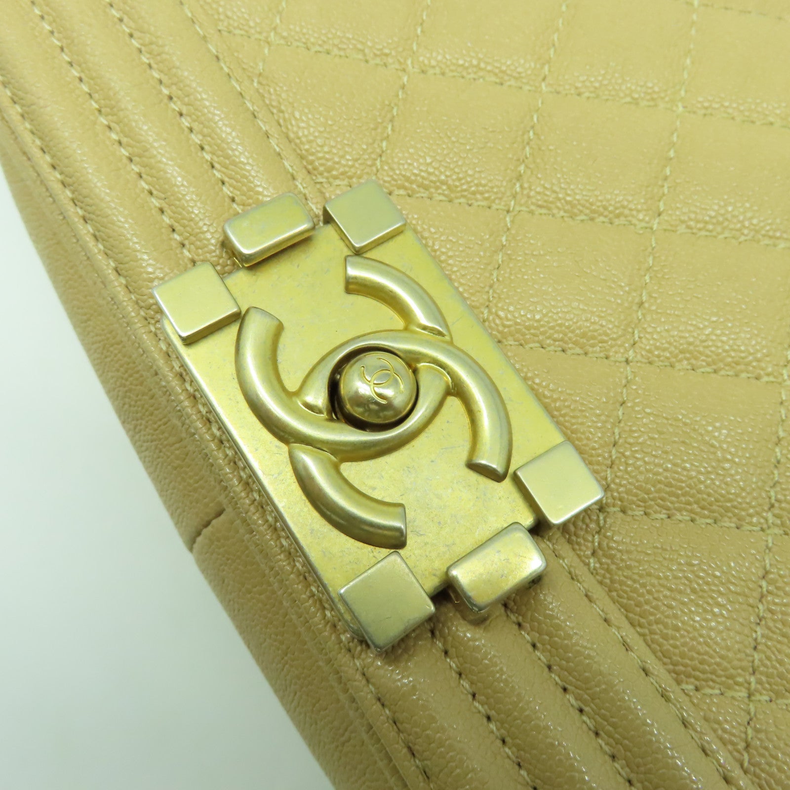 CHANEL 【清倉大減價】菱格Caviar皮革Boy Chanel 25cm金扣肩背袋米色